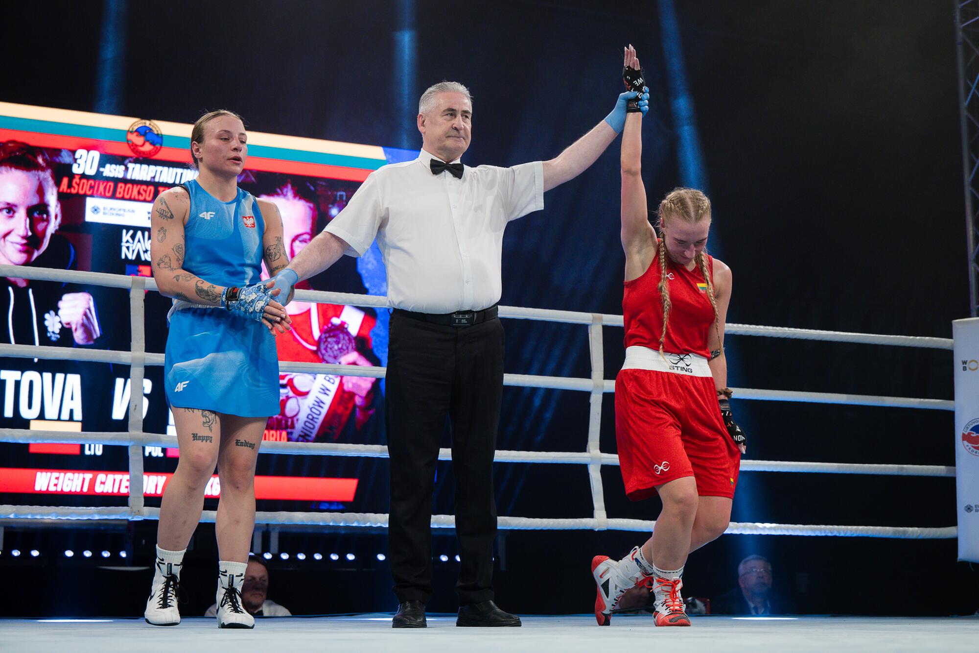 Varžovės: A. Starovoitova (dešinėje) finale privertė kapituliuoti Lenkijos čempionę W. Hass.