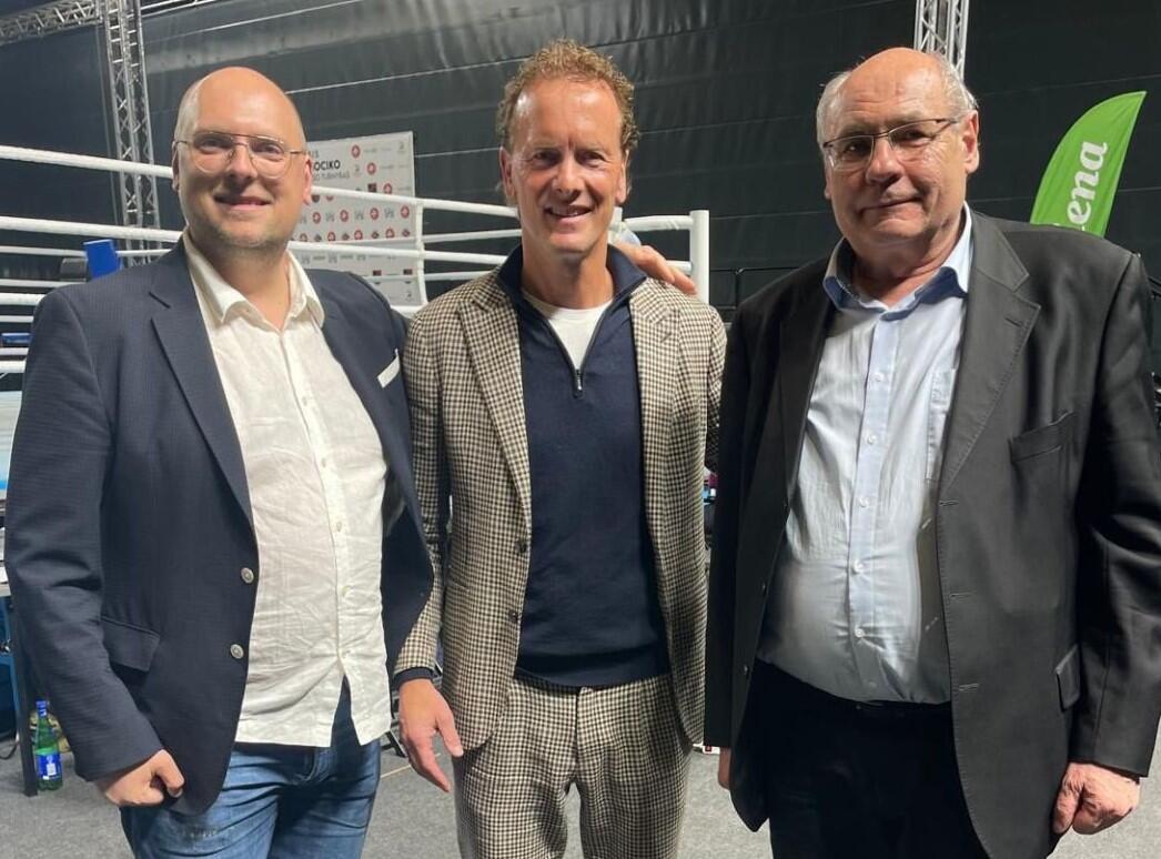 Kolegos: „World Boxing“ steigėjas B. van der Vorstas (viduryje) aukštai įvertino LBF ir jos naujojo prezidento E. Rutkausko (kairėje) veiklą, ir R. Rutkausko (dešinėje) vadovaujamos KBF organizuojamą A. Šociko turnyrą.