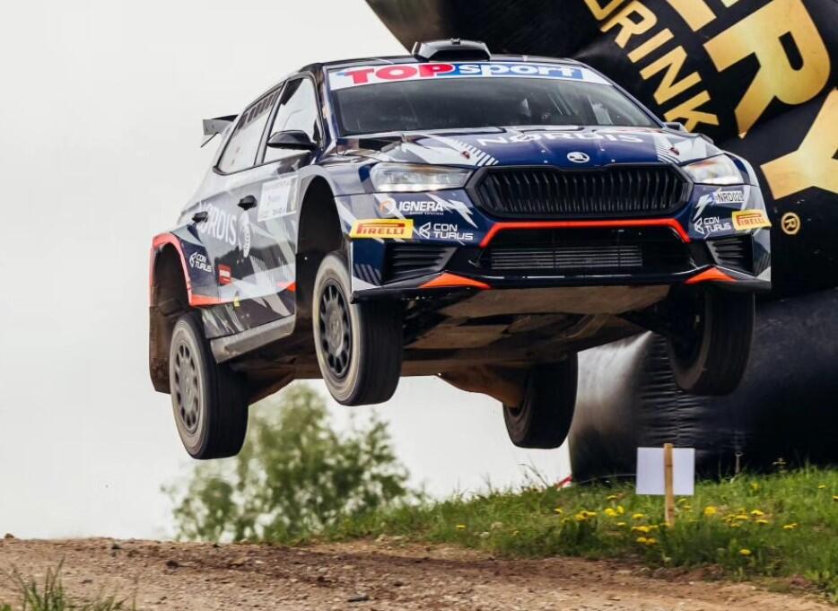 Akrobatika: D. Gezevičiaus vairuojama „Skoda Fabia RS Rally2“ skraidė ne prasčiau nei ralio lyderiai.