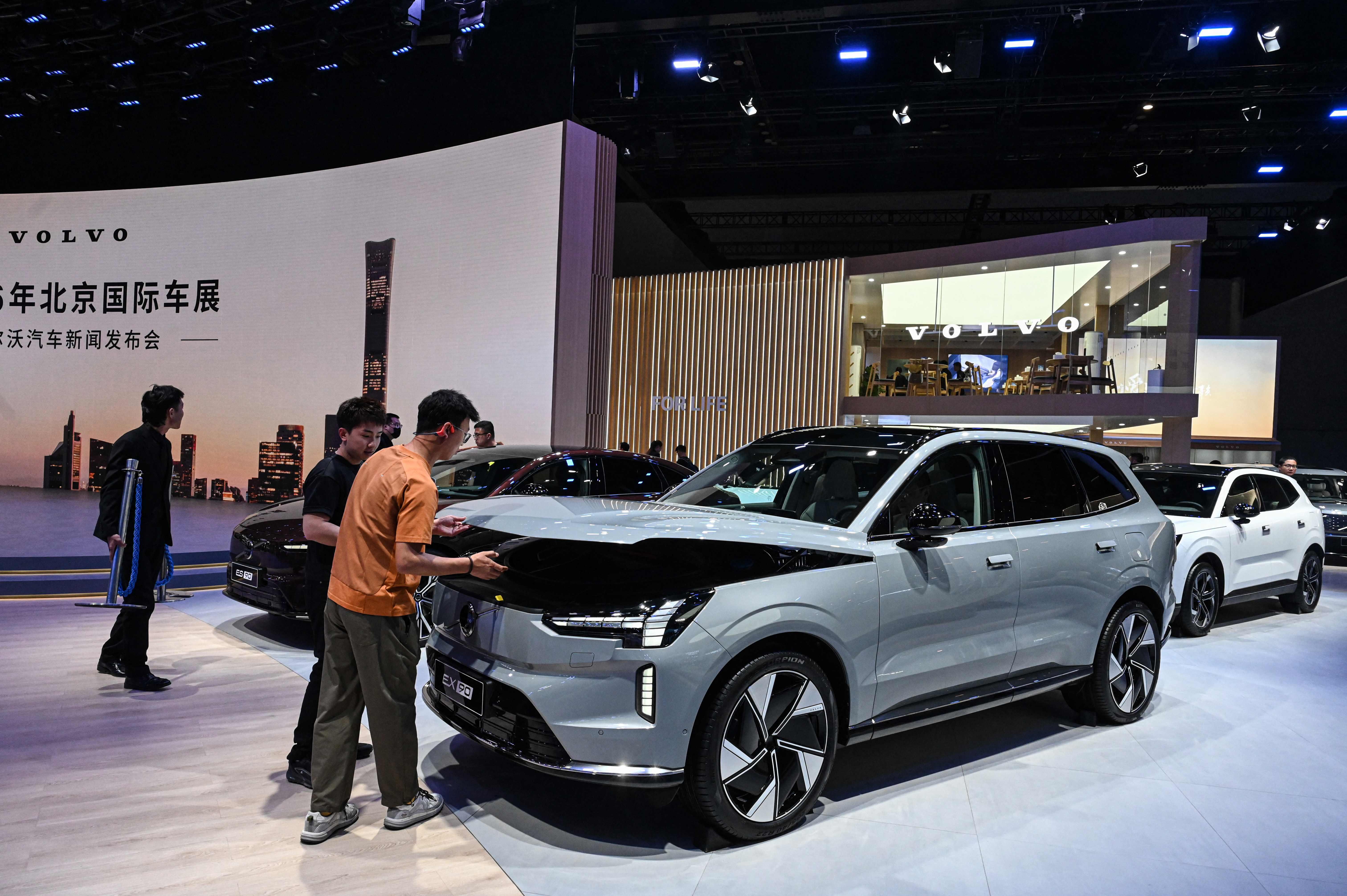 Proveržis: energijos atidavimui tinka talpesnes (daugiau nei 70 kWh) baterijas turintys modeliai, tokie kaip „Volvo EX90“