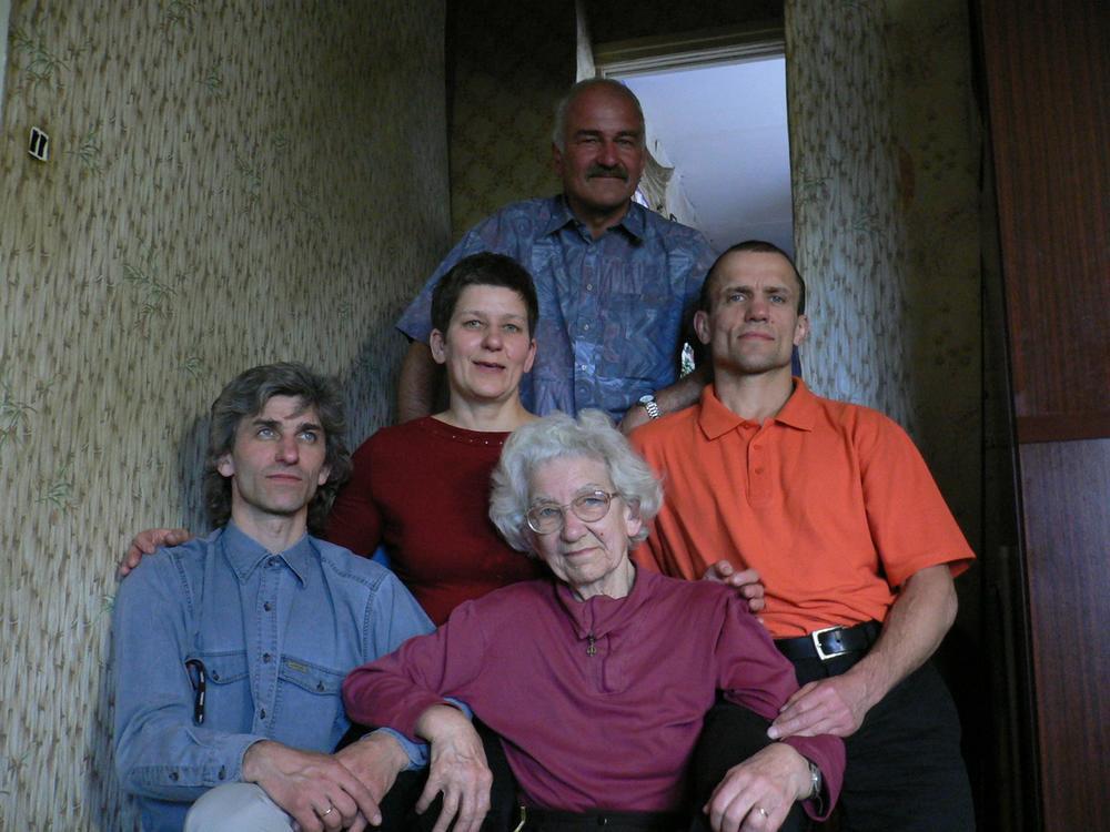 Dambrauskų šeima: centre A. Dambrauskienė ir jos vaikai: sūnūs Saulius, Vidas, Giedrius ir dukra Dalia
