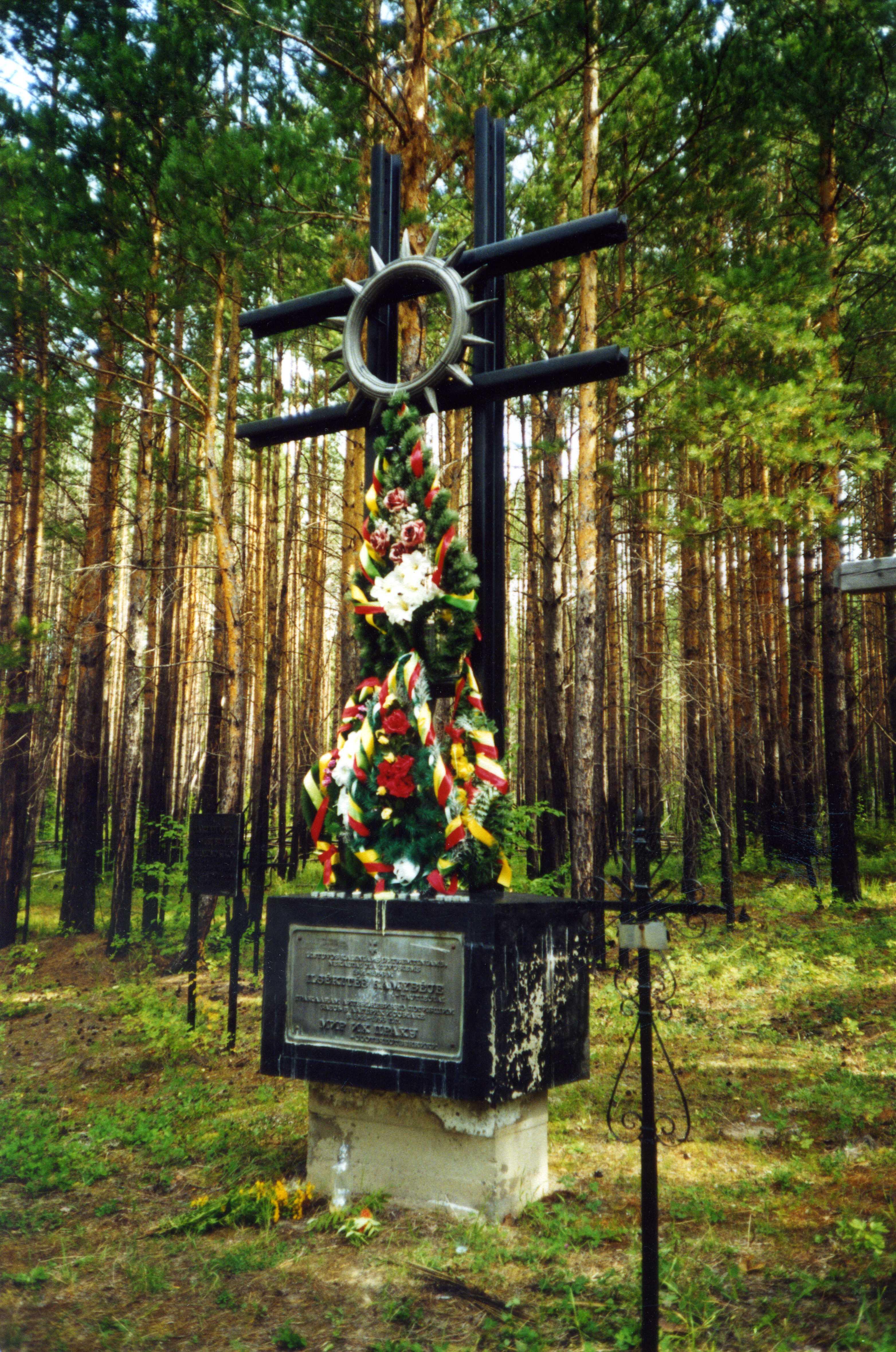 Įamžino: tautiečiai 1989 m. pastatė paminklą Revučyje žuvusiems kaliniams ir tremtiniams atminti iš 1941 m. anglų gamybos geležinkelio bėgių. 2013 m.