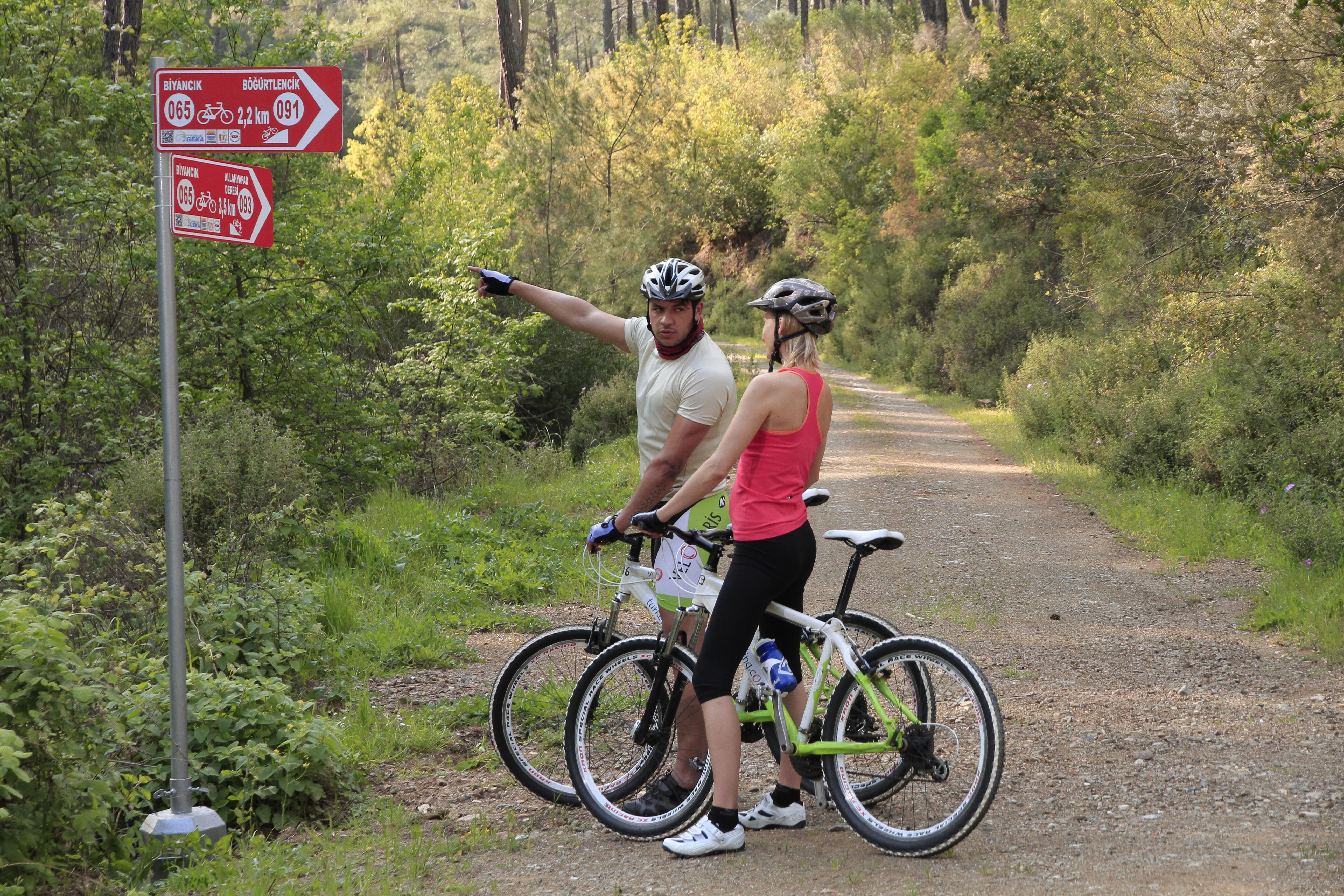 Patogu: Turkija yra Europos dviračių maršrutų tinklo „EuroVelo“ narė. Tinklas jungia visą žemyną ir apima septyniolika ilgo nuotolio dviračių maršrutų.