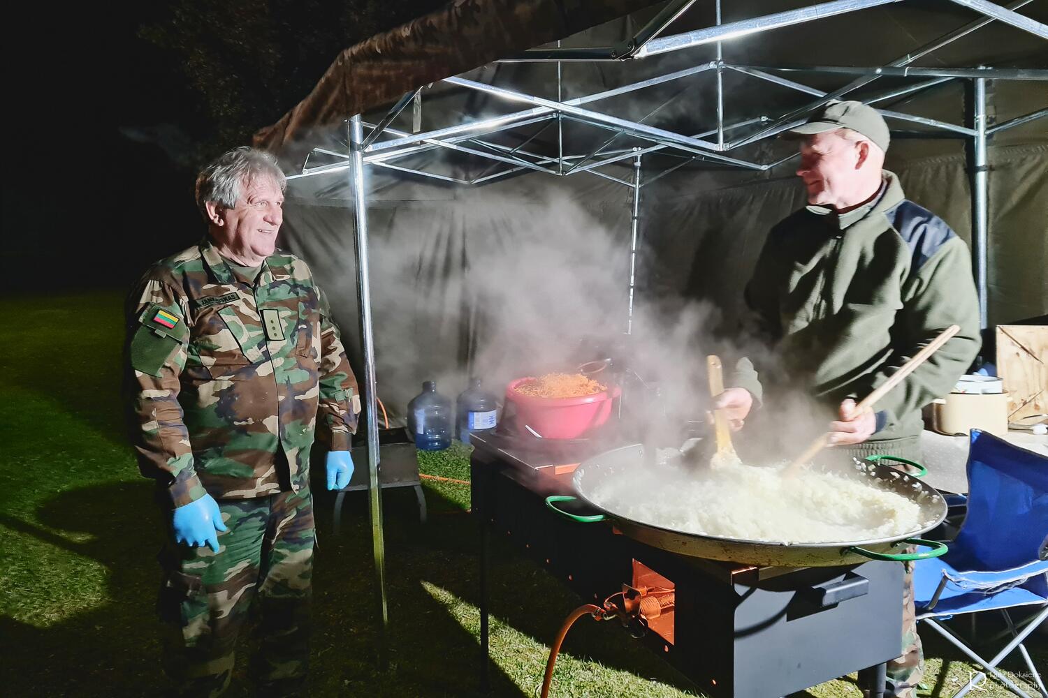 Specifika: Vytautas nesiskundžia, kad vadovauti šaulių maitinimo pajėgumui nelengva – kaskart skirtingi ir dideli maisto kiekiai, kintanti žmonių komanda, kruopštus darbų planavimas.