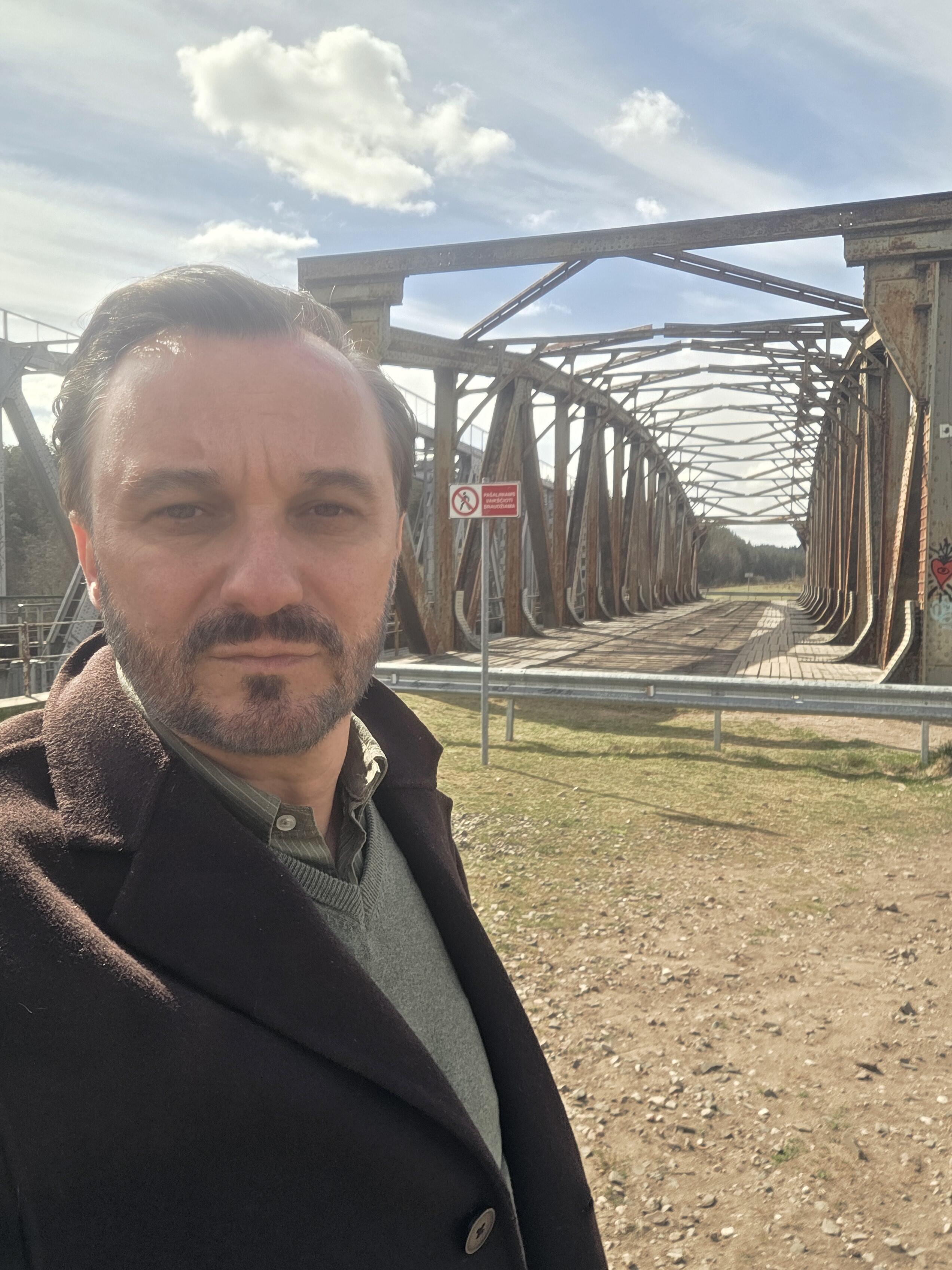 Ženklas: atsitiktinai pamatytas ir jau nebeveikiantis geležinkelio tiltas per Nerį, kuriuo žmonės buvo vežami į tremtį, Eimučiui tapo vienu iš ženklų, patvirtinančių, kad eina teisingu keliu.