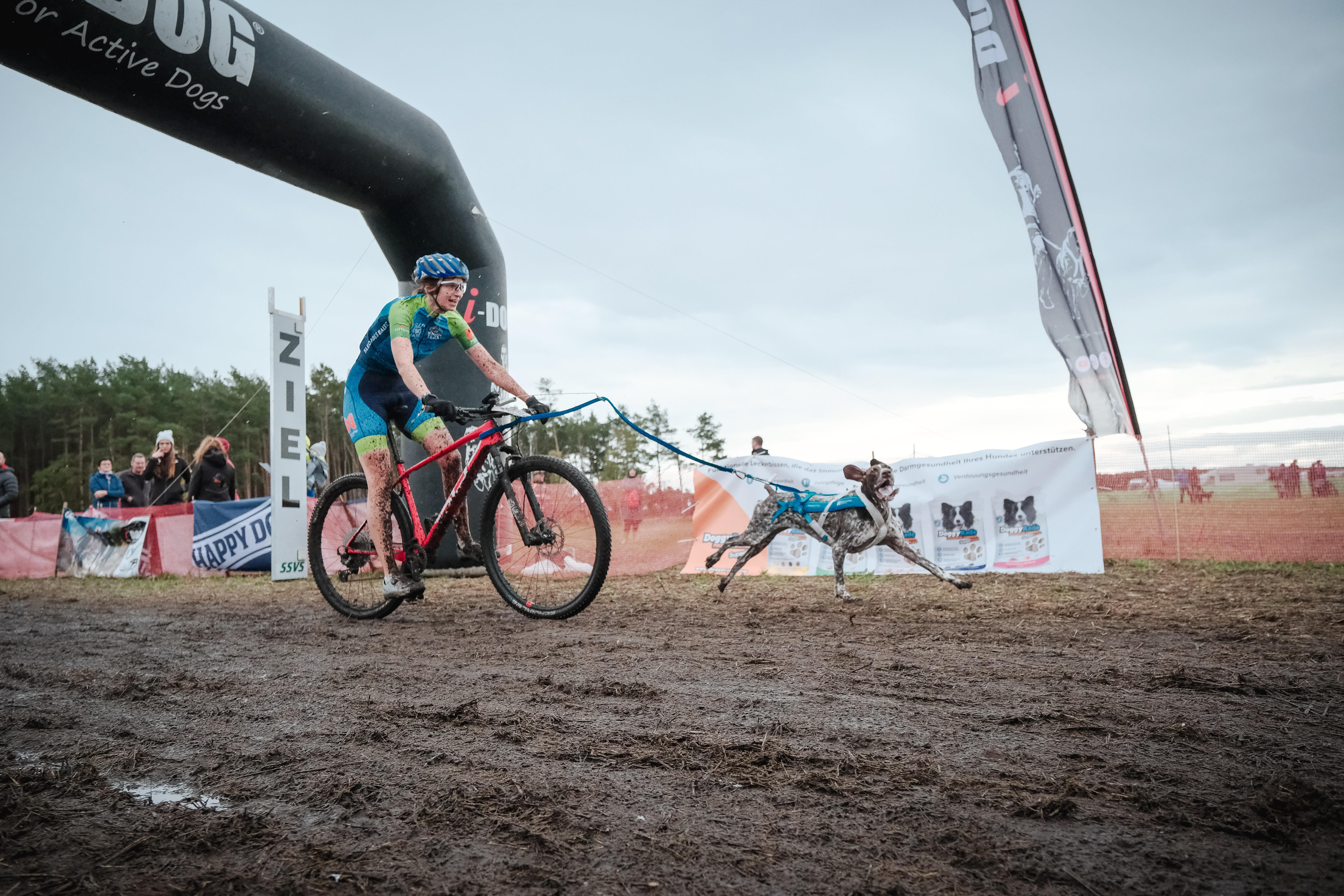 Sujungė: Jonei pavyko suderinti dvi pagrindines aistras – dviračių sportą ir meilę šunims.