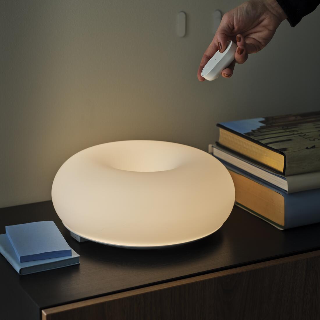 Naudinga: kompaktiškas šviestuvas su judesio jutikliu labai praverčia naktimis, nes suteikia pakankamai šviesos, bet nepažadina šalia miegančio. 