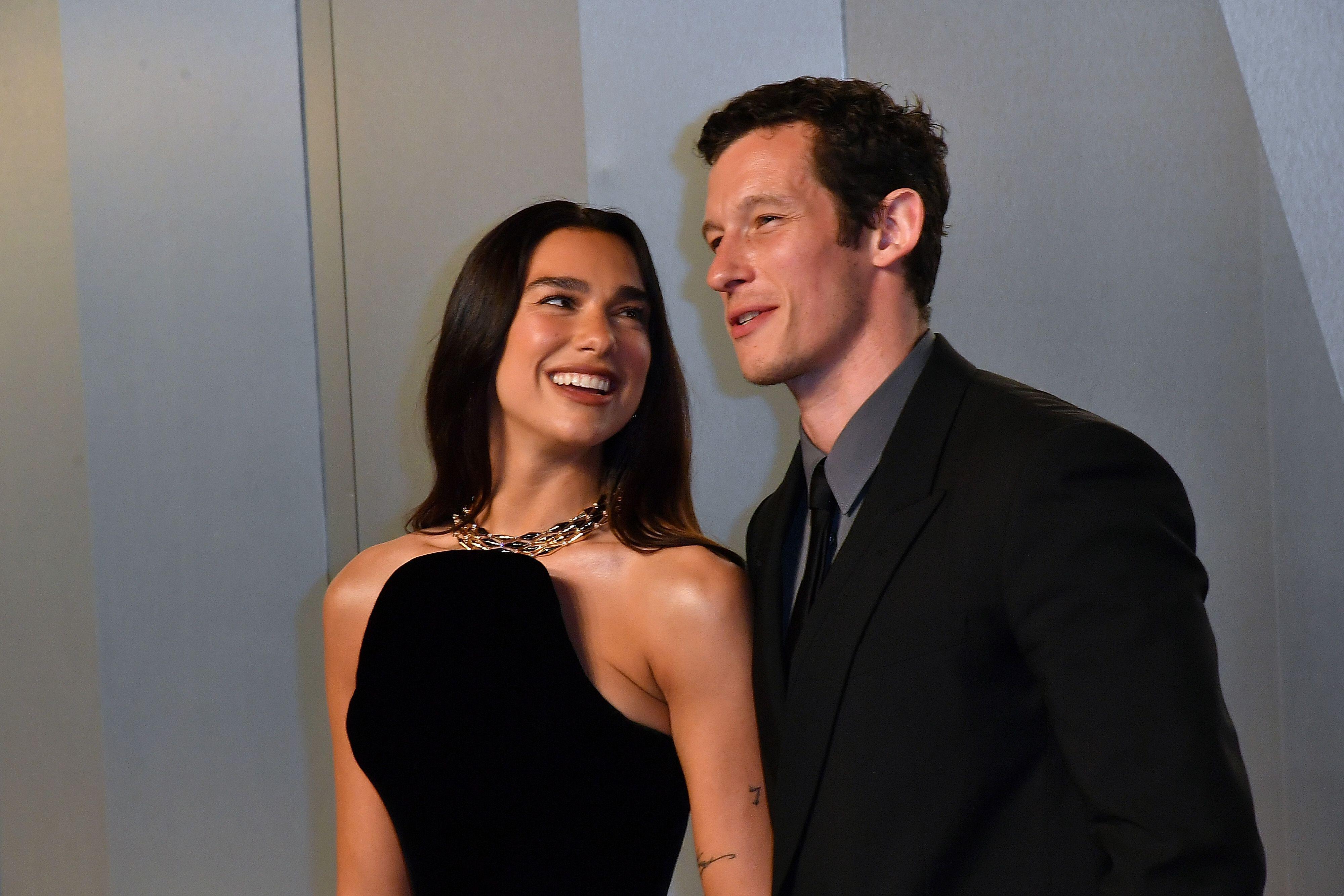Dua Lipa ir Callum Turner