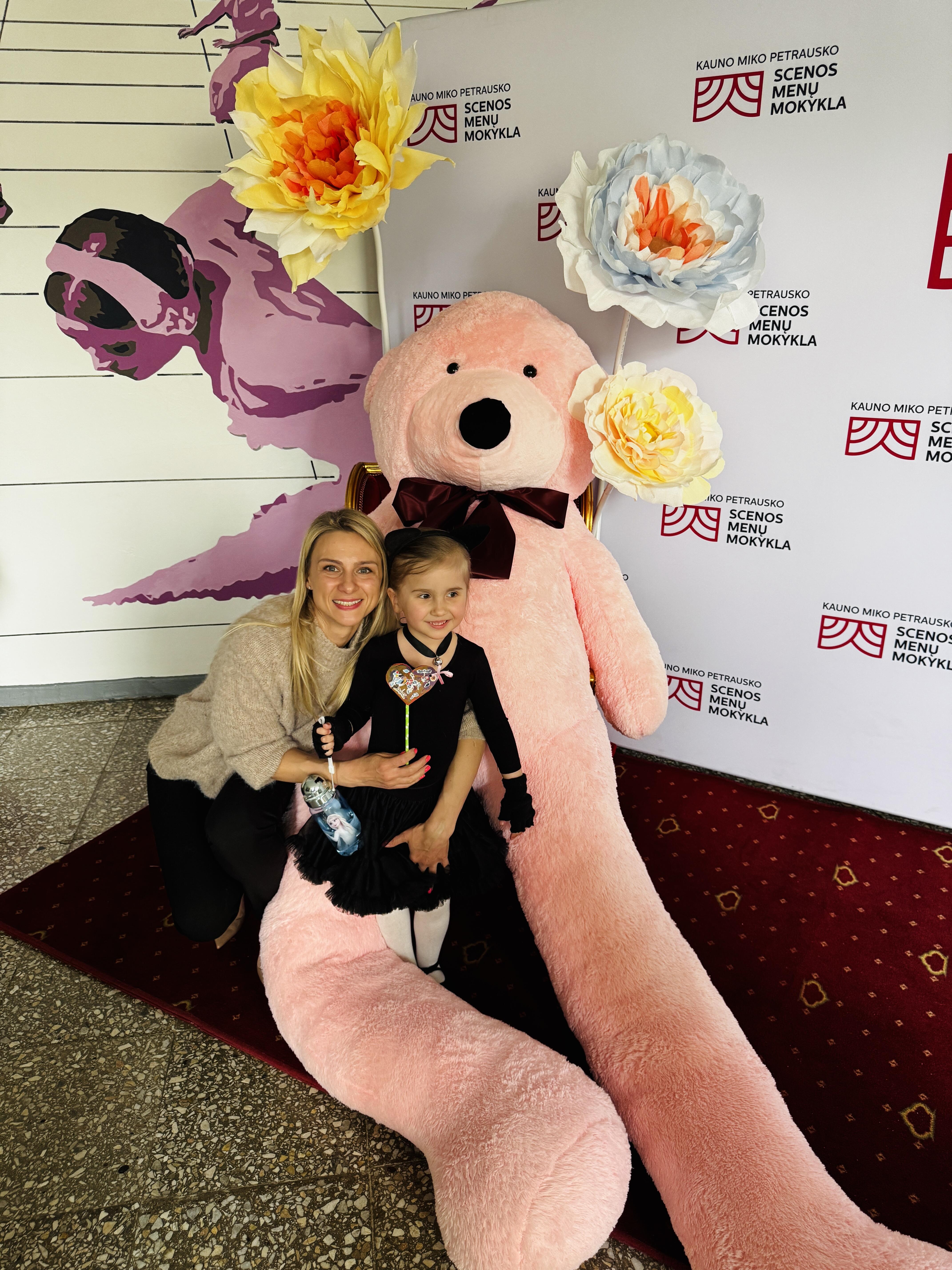 Talentai: Gabrielės pasirodymas Kauno M. ir K. Petrauskų scenos menų mokyklos šventėje ir nuotrauka su mama atminčiai.