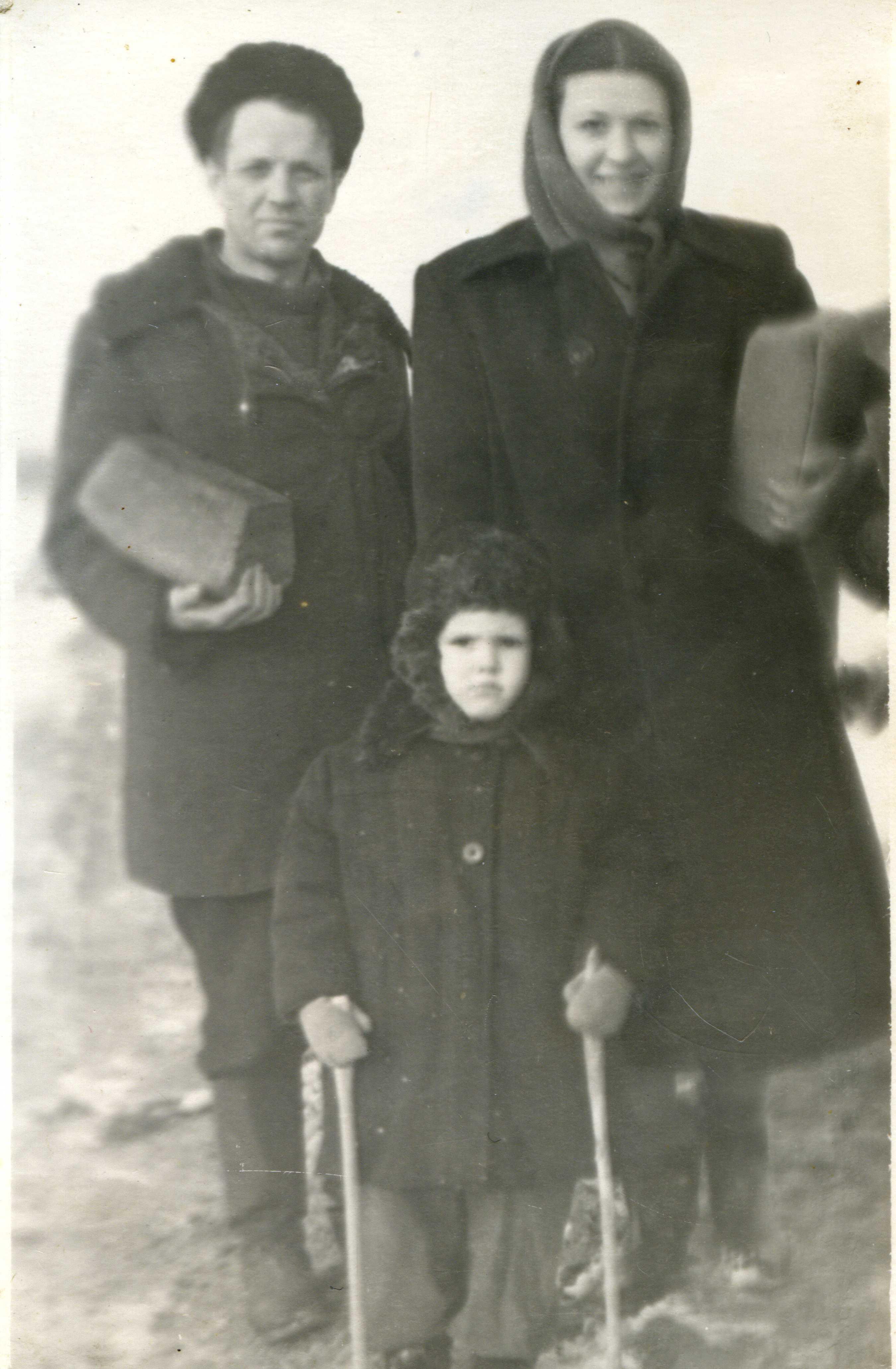 Sibire: Aleksandras, paleistas iš lagerio, dar atliko bausmę tremtyje, kur susitiko su žmona ir sūneliu. 1955 m.