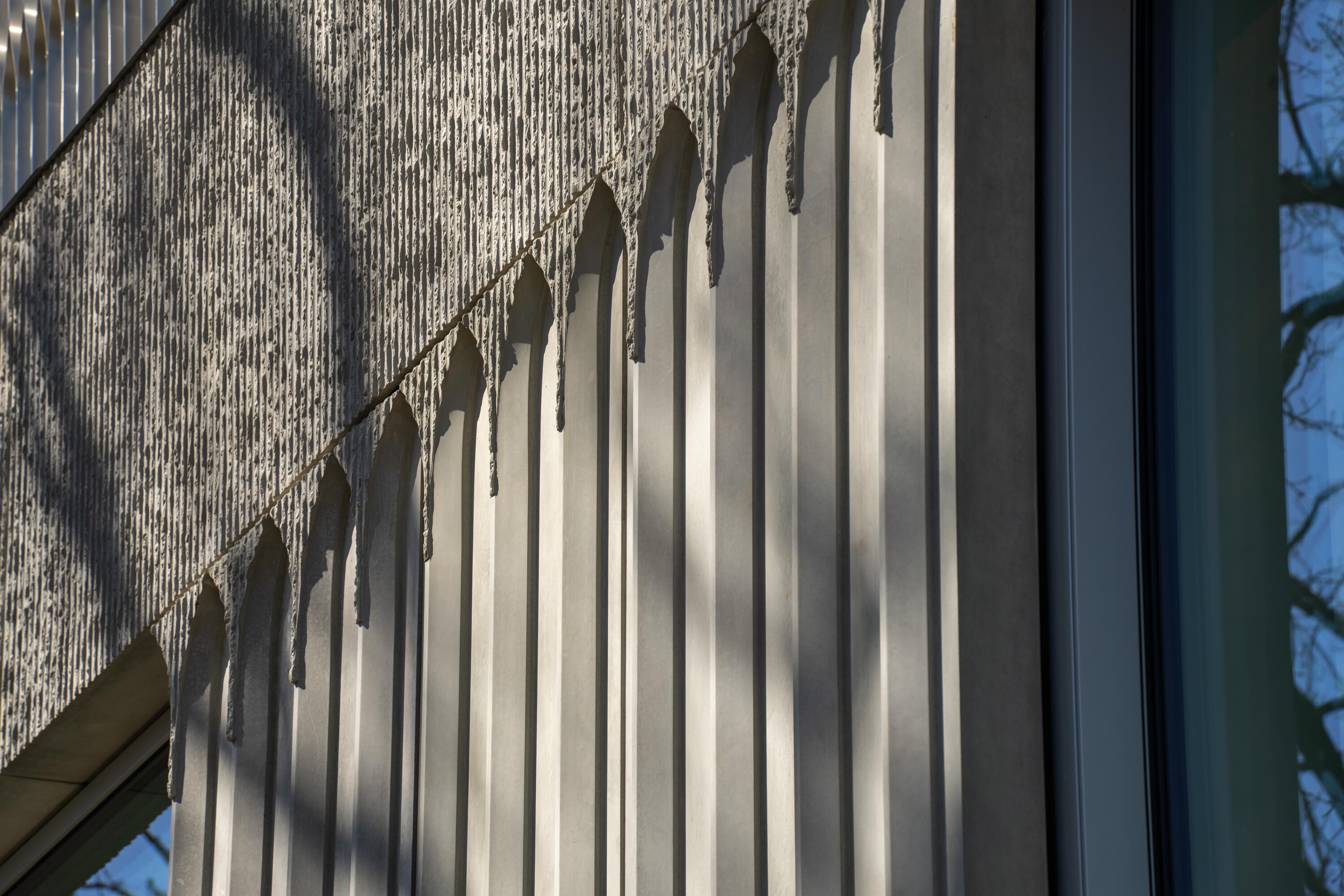 Tekstūra: pasirinkta betoninio fasado ornamentika kuria lengvumo įspūdį.