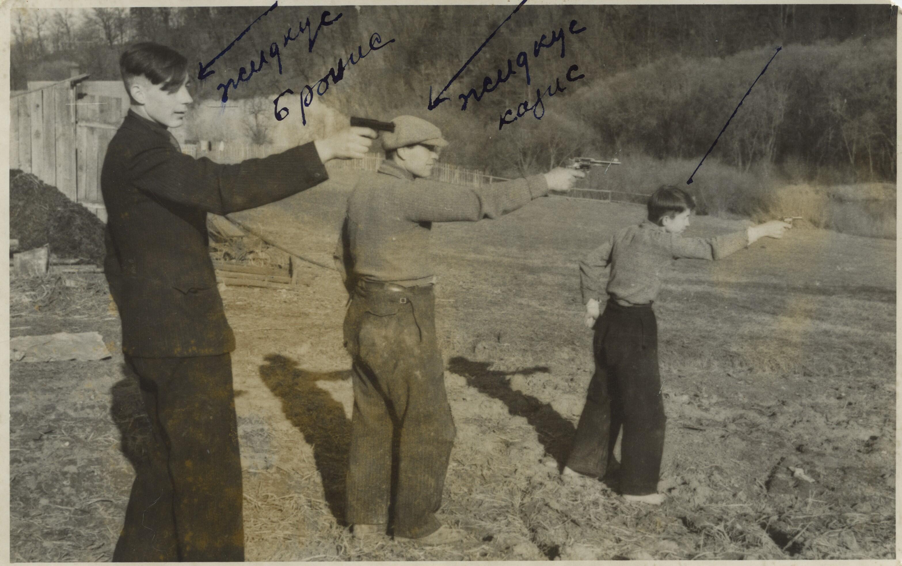 Kauno aps. Garliavos vls. (Jiesios k.) sukilėliai, dalyvavę apšaudant 1941 m. birželio 23–25 d. atsitraukiančius raudonarmiečius prie Piliakalnio (Napoleono), Fredos kalvų. 
