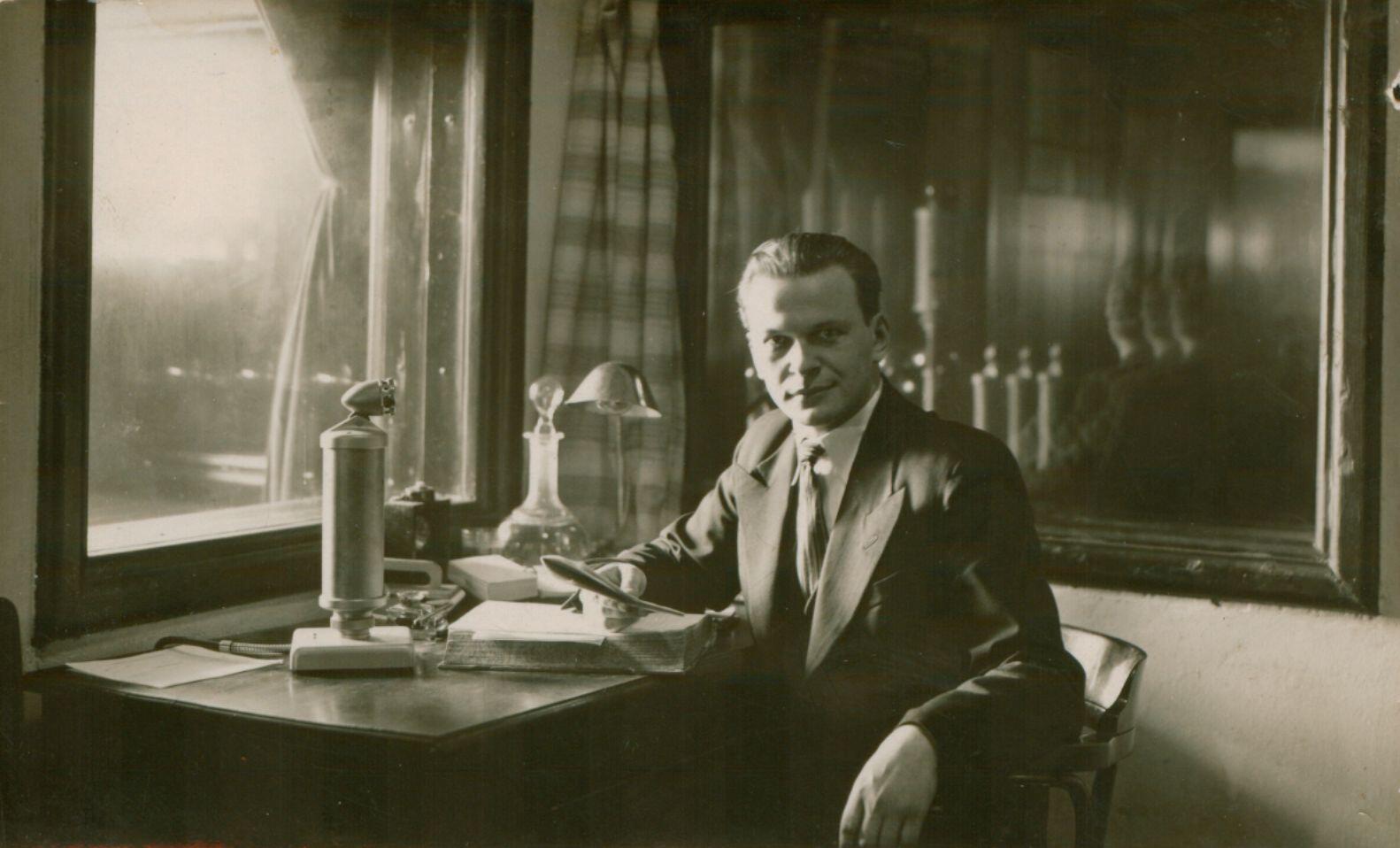 Radijo pranešėju dirbęs Kazys Inčiūra radijo studijoje Kaune, Daukanto g. 12, apie 1937–1938 m.  Spėjamas nuotraukos autorius – radijo studijos technikas V. Vanagas.