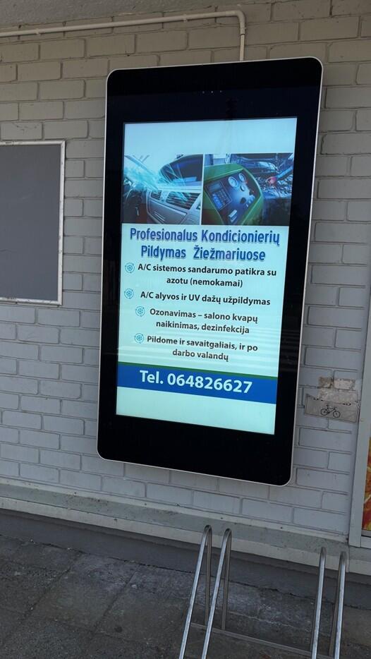Naudos: Žiežmariuose senas medines skelbimų lentas pakeitę modernūs LED ekranai ir įrengtos vaizdo stebėjimo kameros ne tik suteikė miesteliui šiuolaikiškumo, bet ir saugumo, informuotumo.