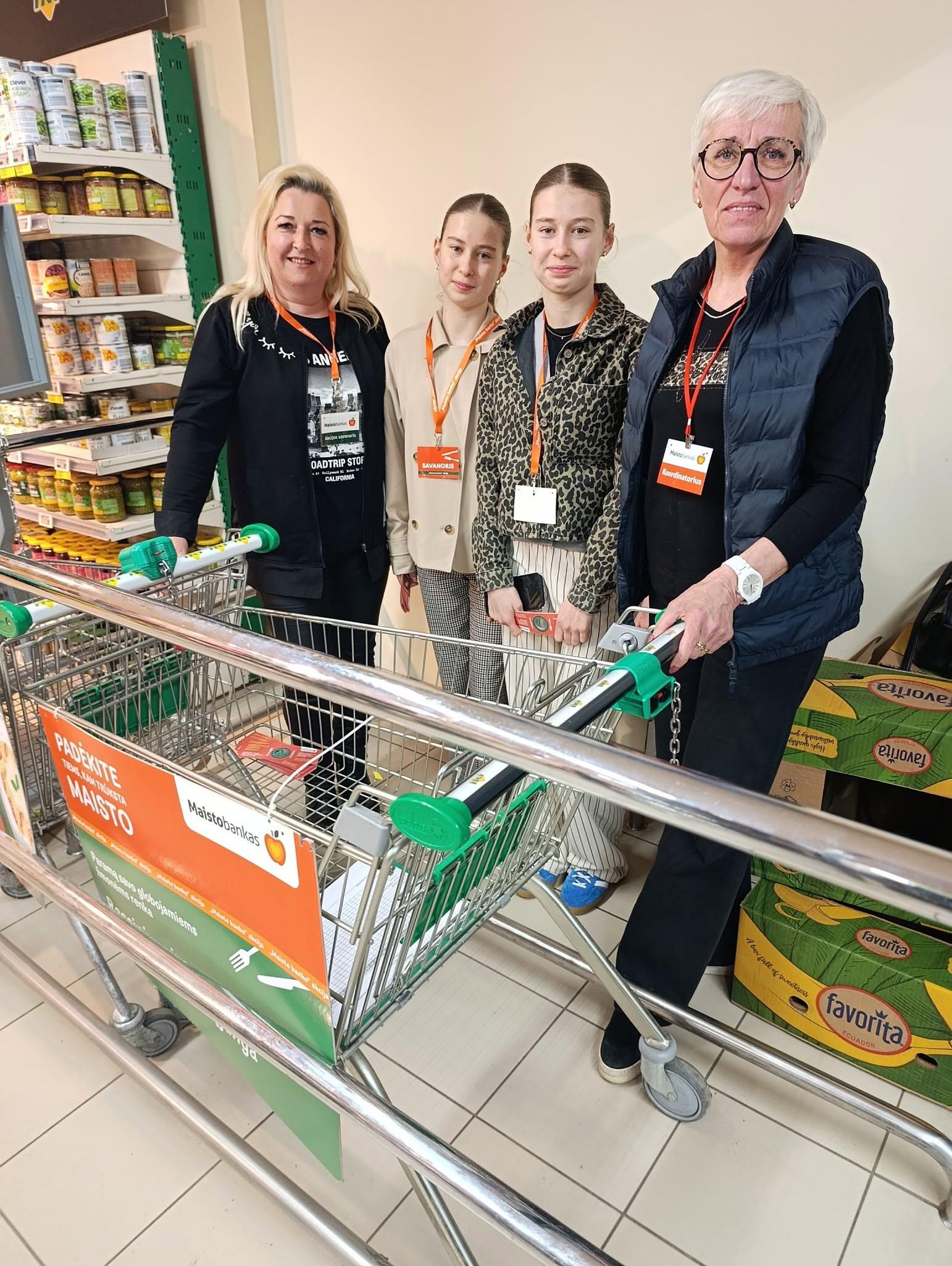 Pagalba: kaimų bendruomenė „Viduklė“ tradiciškai dalyvauja „Maisto banko“ akcijoje.