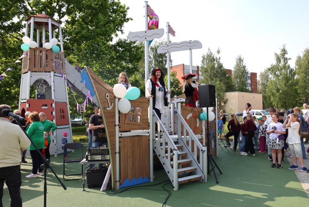 Pirmoji: panašiu laiku pernai atidaryta ypatinga vieta – žaidimų aikštelė „Lobių sala“ – mažiesiems neveroniškiams.