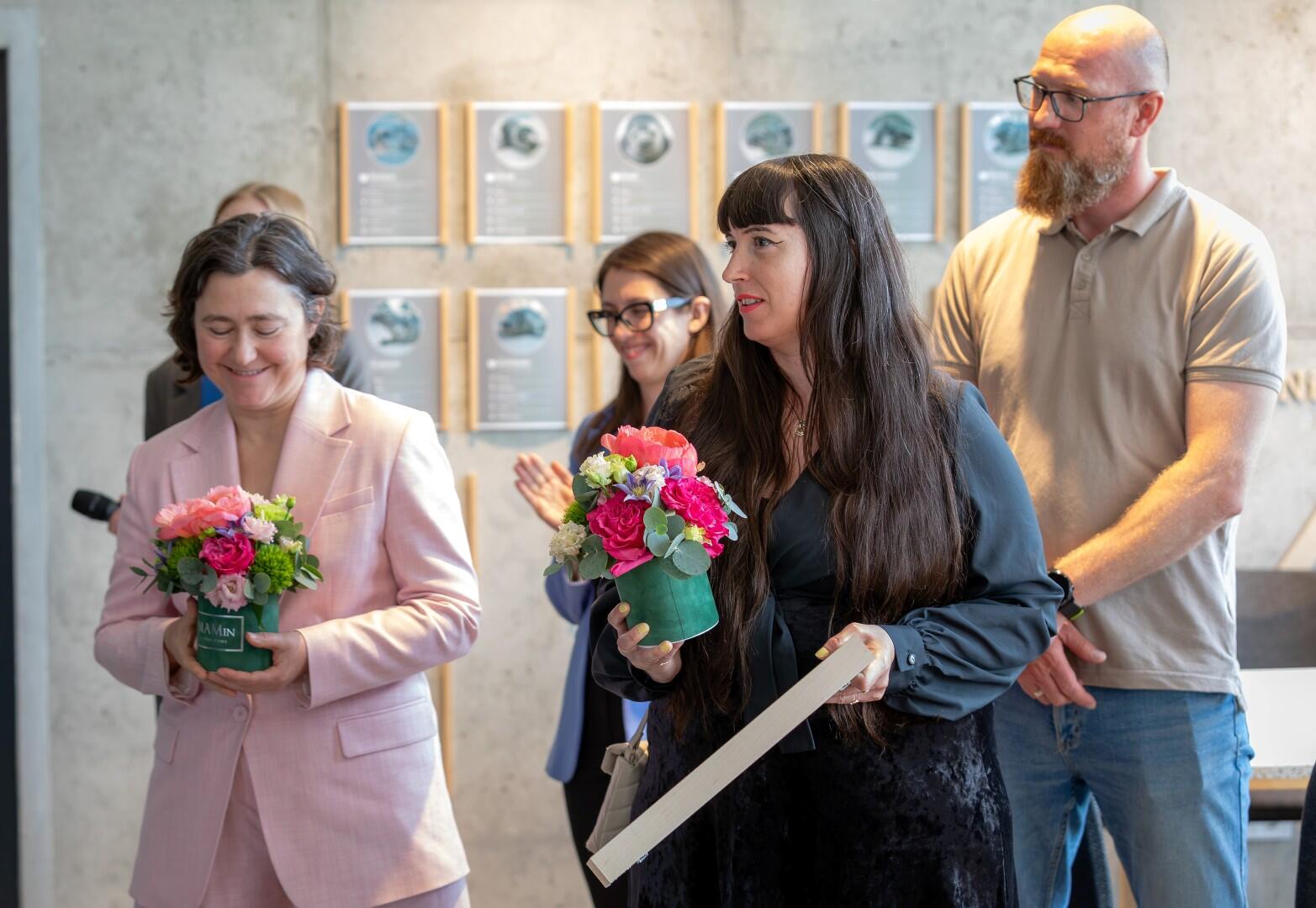 Prancūzijos ambasadorė Lietuvoje Lucie Stepanyan ir menininkė Christelle Mas.