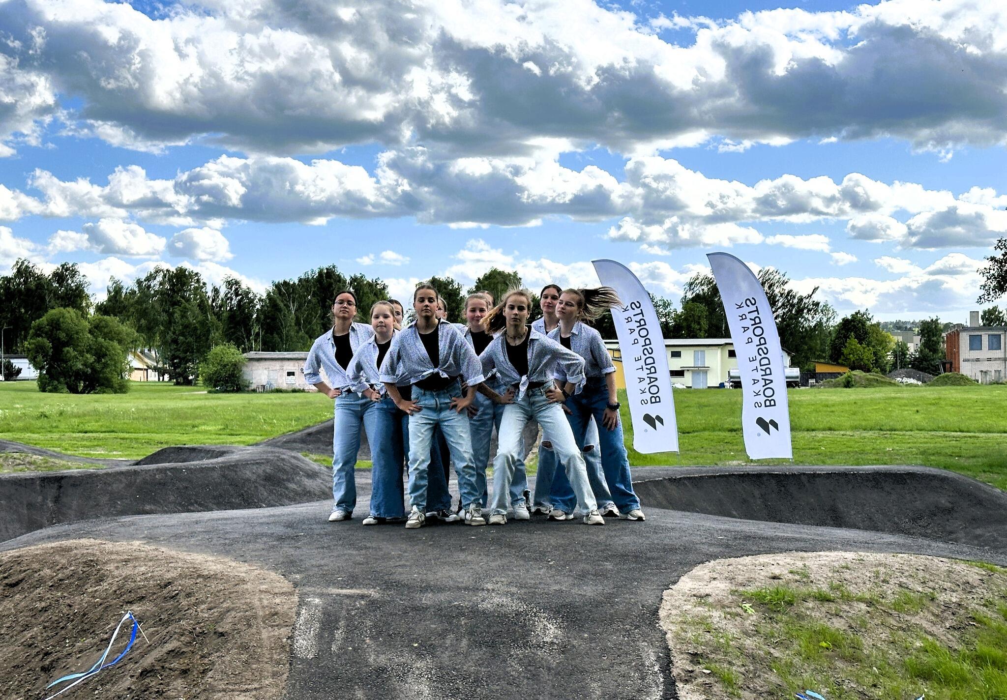 Programa: šventinę atmosferą kūrė ir Balbieriškio kultūros ir laisvalaikio centro merginų šiuolaikinių šokių kolektyvas „Fidema“.