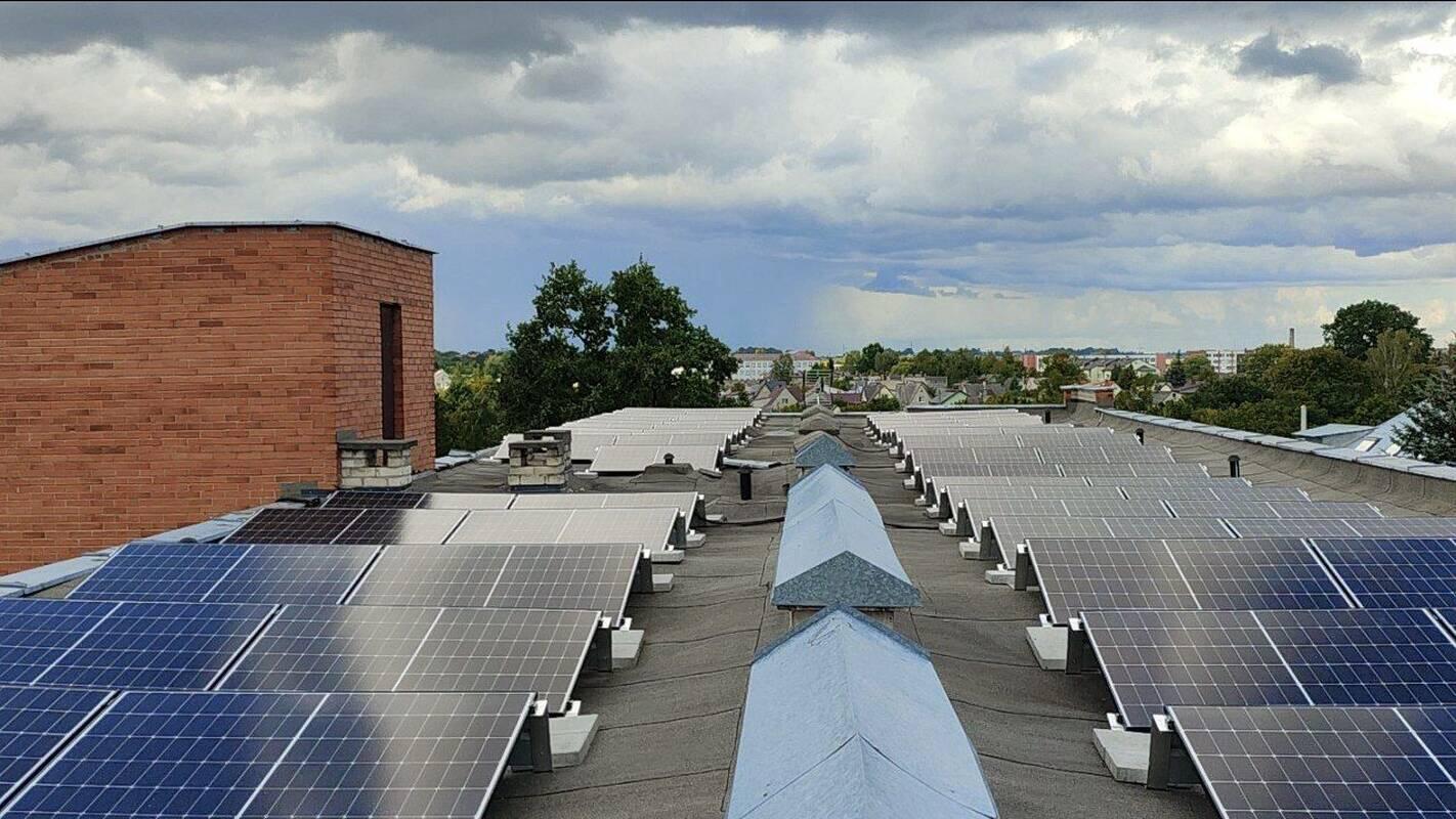 Tvarumas: energija aprūpina ant įstaigos stogo sumontuota saulės elektrinė.