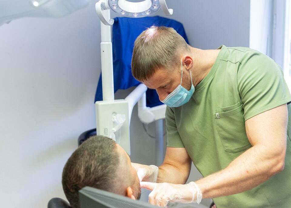 Implantuojantis gyd. odontologas Andrius Jonaitis