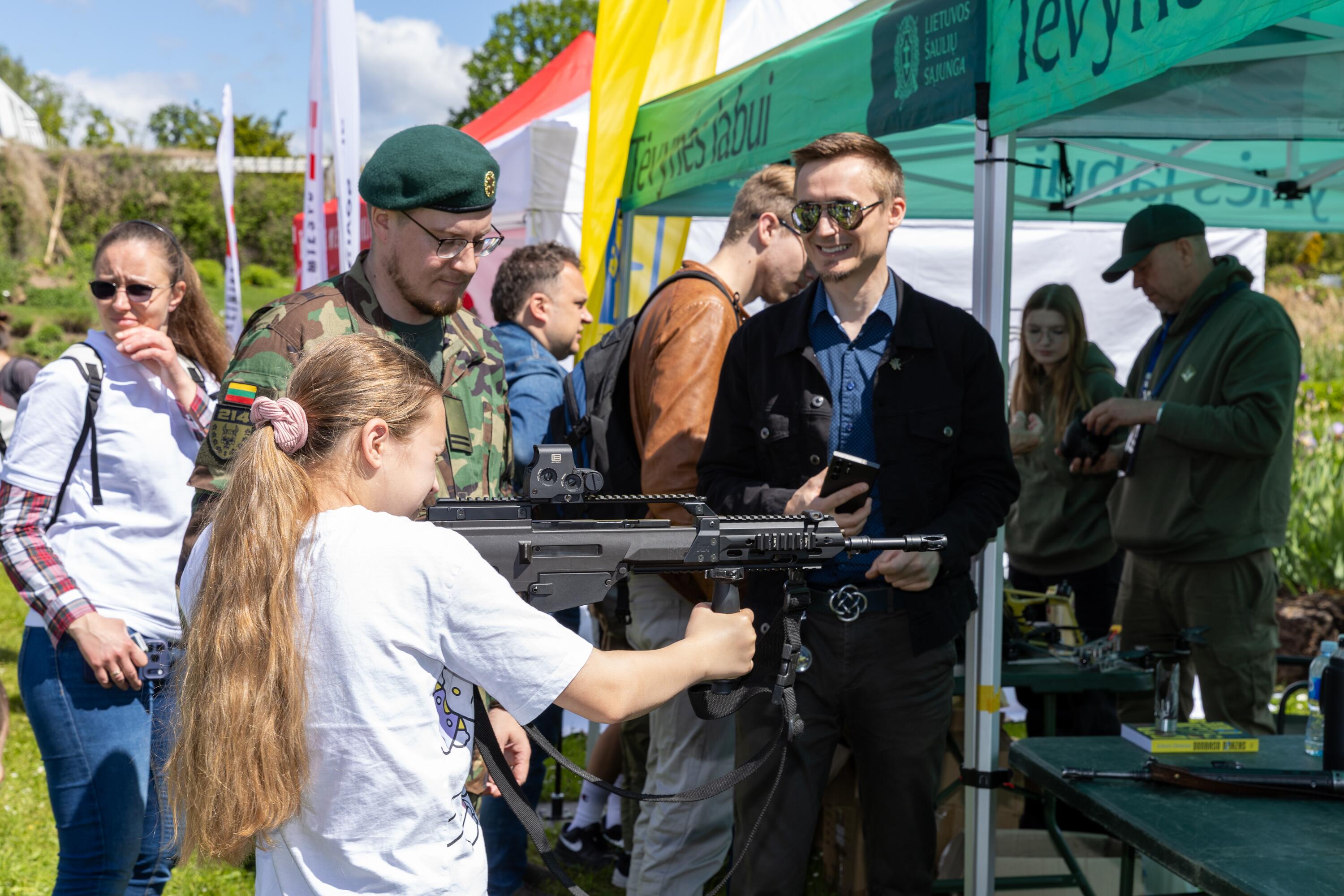 Praktika: edukacijų erdvėje – nuo žaidimų iki praktinių įgūdžių, kaip užsidėti turniketą, pasitikslinti, ar turimas išvykimo krepšys teisingai sukomplektuotas, susipažinti su institucijų pasirengimu krizėms.
