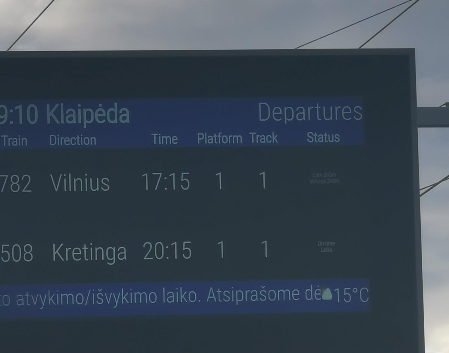 Nesklandumai: paskutinėmis minutėmis iki traukinio atvykimo, ekrane mirguliavo užrašas, kad vėlavimo laikas – dvi valandos.