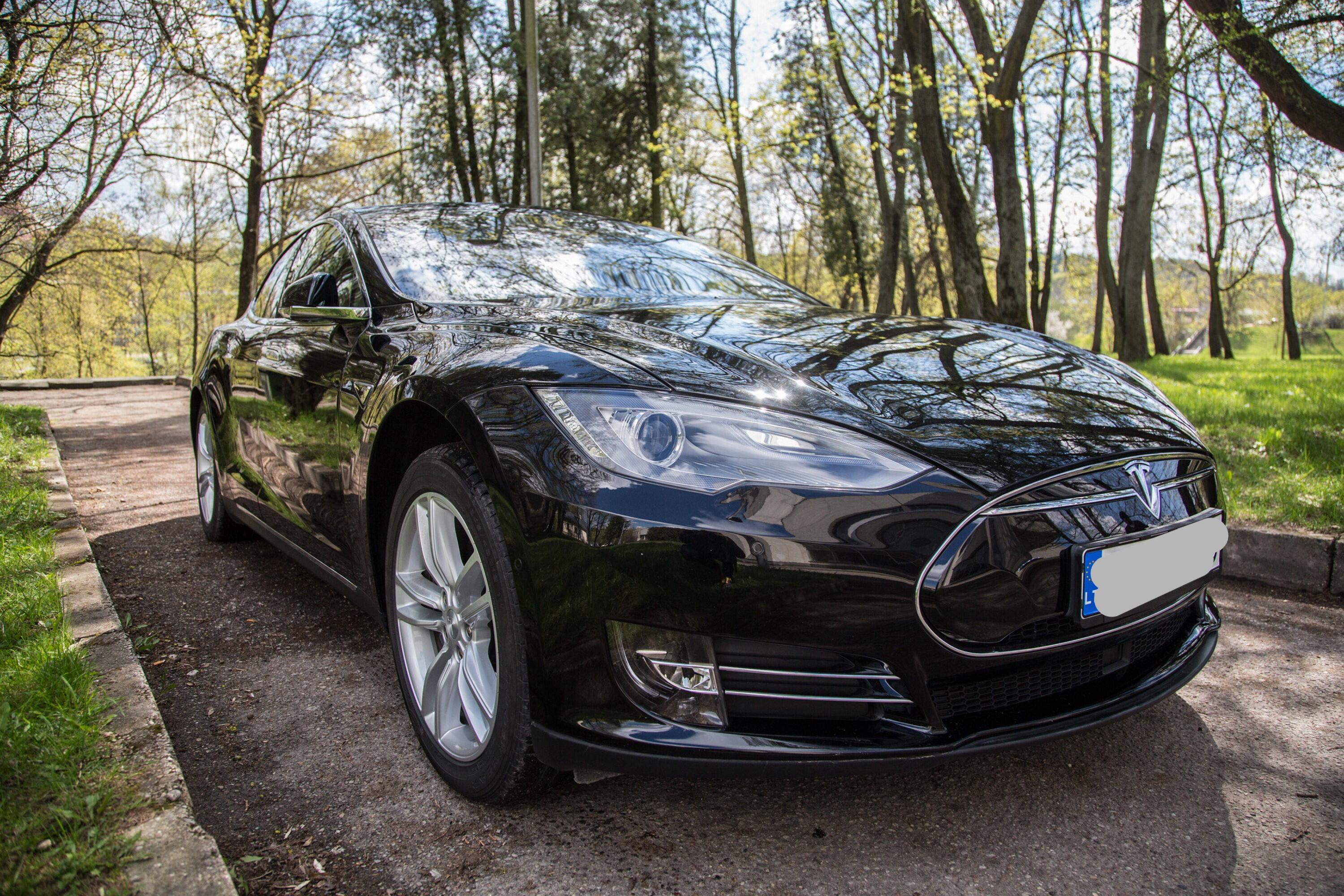 Praktika: „Tesla Model 3“ teoriškai įmanoma įveikti 500 km, bet šaltis gali sumažinti nuotolį iki vos 150 km.