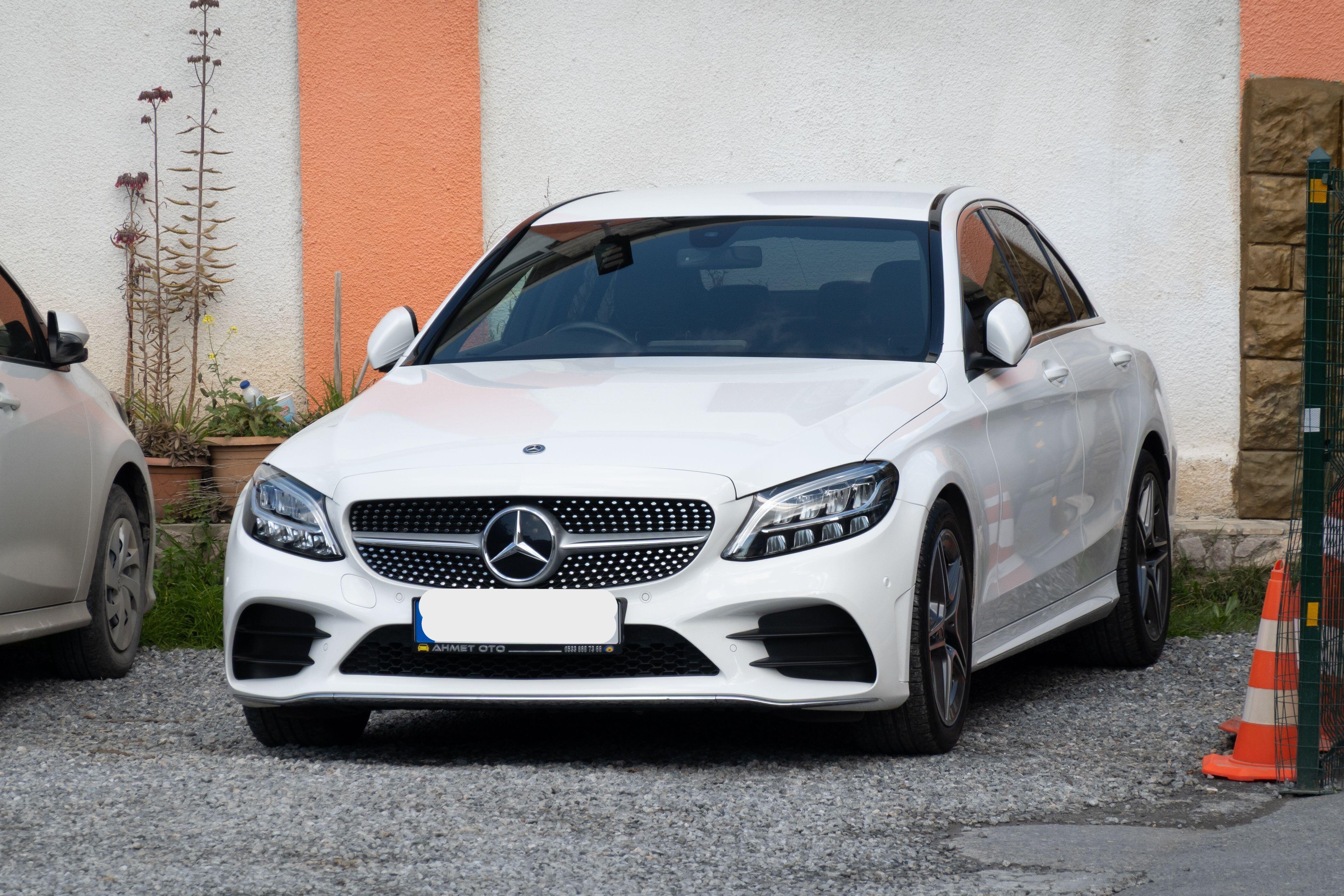 Lygis: C klasės „Mercedes Benz“ (W205) pranašumas – prabangus interjeras ir modernus kėbulas.