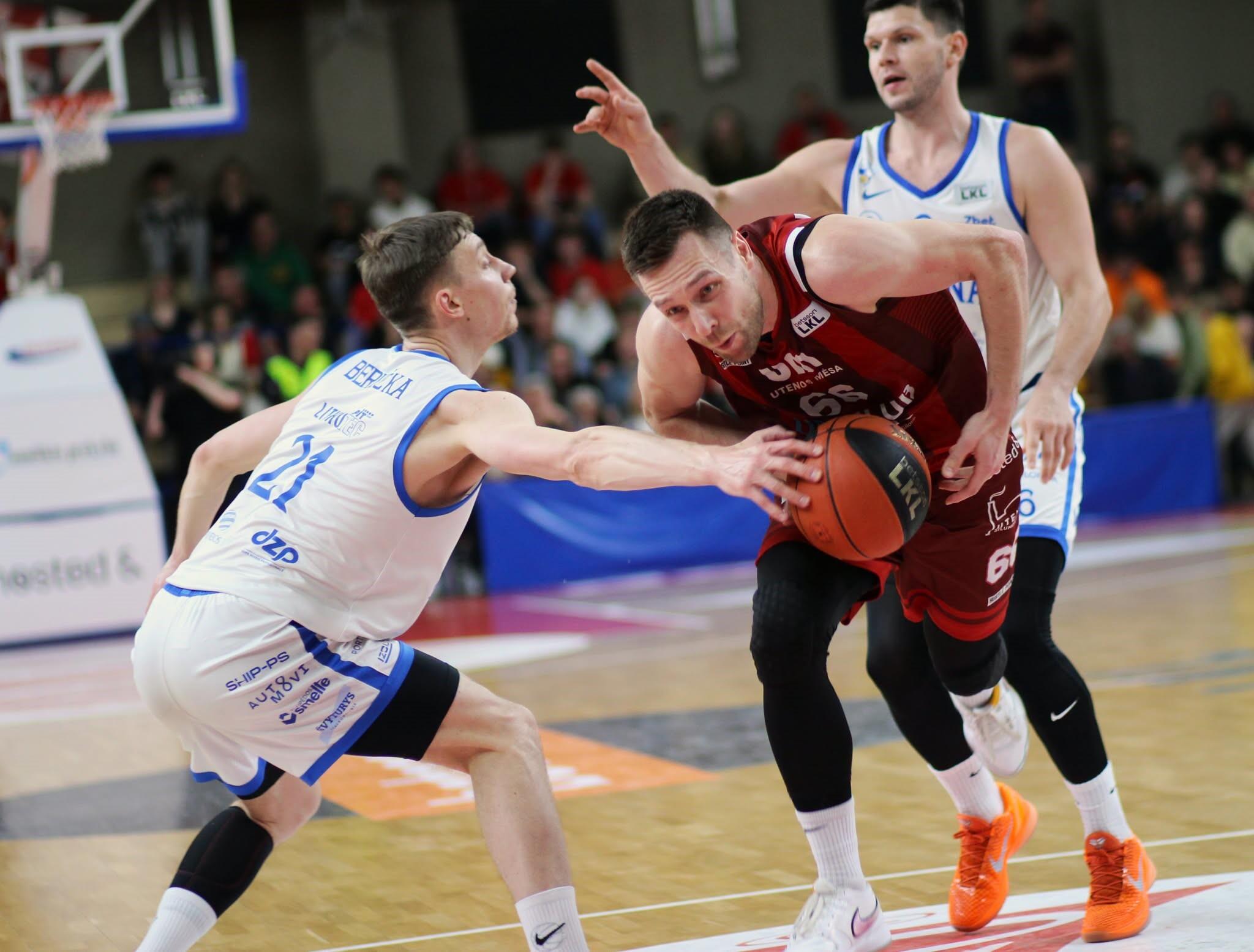 Indėlis: kaunietis P. Valinskas (su kamuoliu) prie trečios „Juventus“ pergalės pusfinalyje prisidėjo 18 taškų ir 8 rezultatyviais perdavimais. utenosjuventus.lt nuotr.