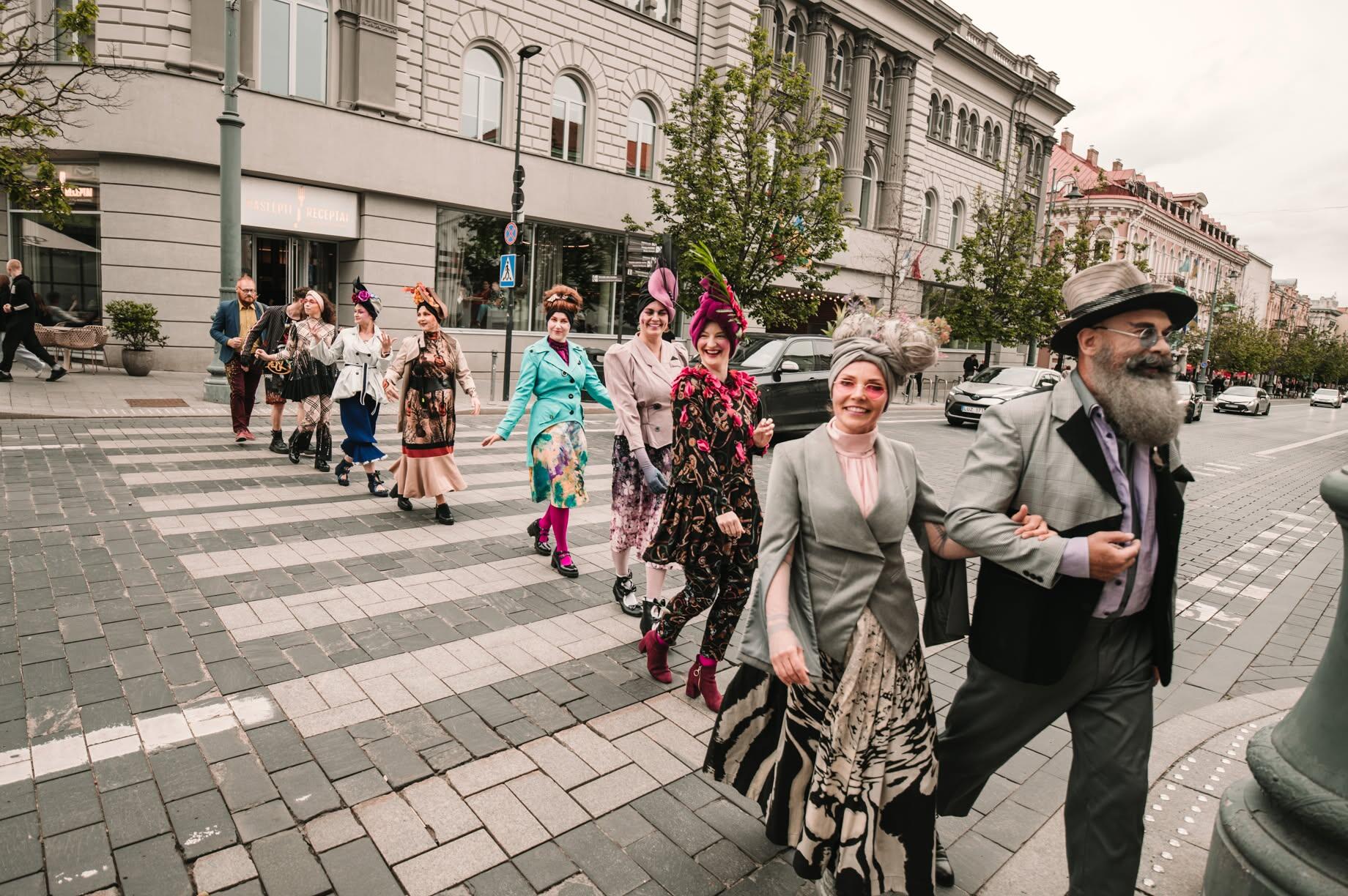 Sveikinimai: klaipėdiečių desantas „Kultūros nakties“ renginiuose sostinėje linkėjo vilniečiams uostamiesčio dvasio.