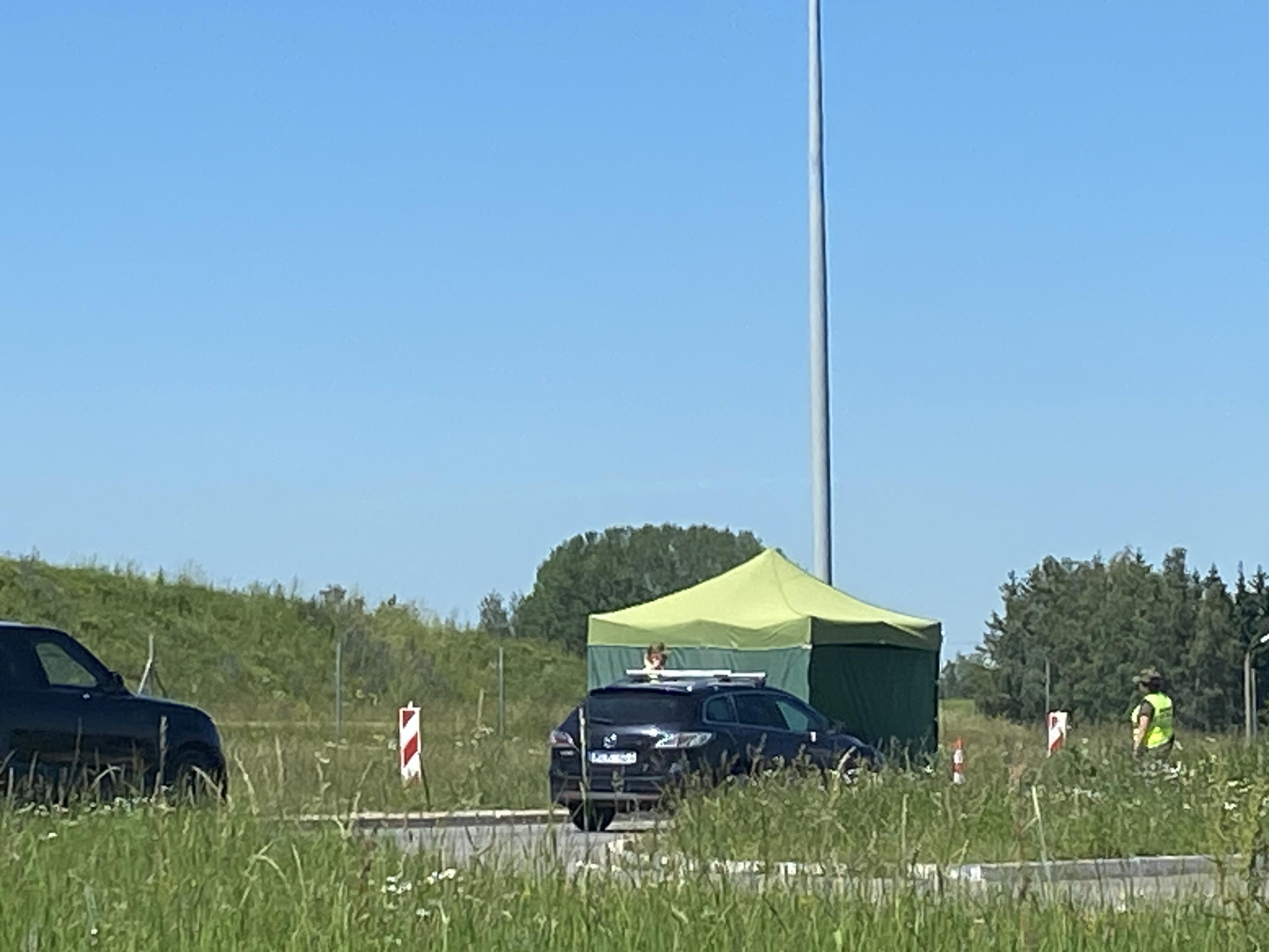 Tarnyba: šeštadienį priešpiet Lenkijos pusėje į šalį atvykstančius automobilius tikrino dvi jaunos pareigūnės. Lietuvių mašinos lenkų pasieniečiams dažniausia neužkliūva.