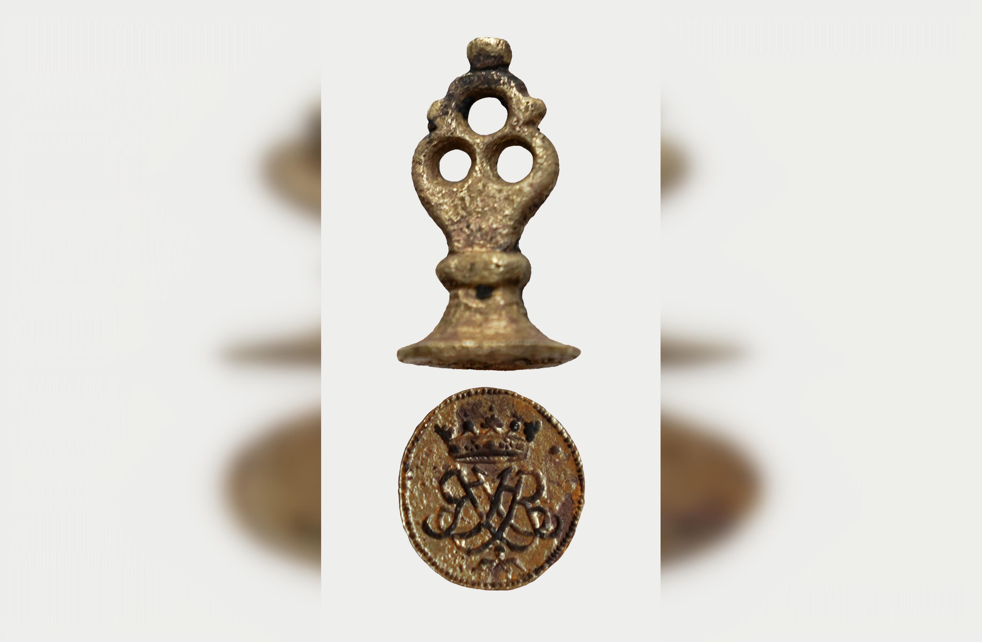 Archeologiniai tyrimai Atgimimo aikštėje. XVIII a. antspaudas su monograma.
