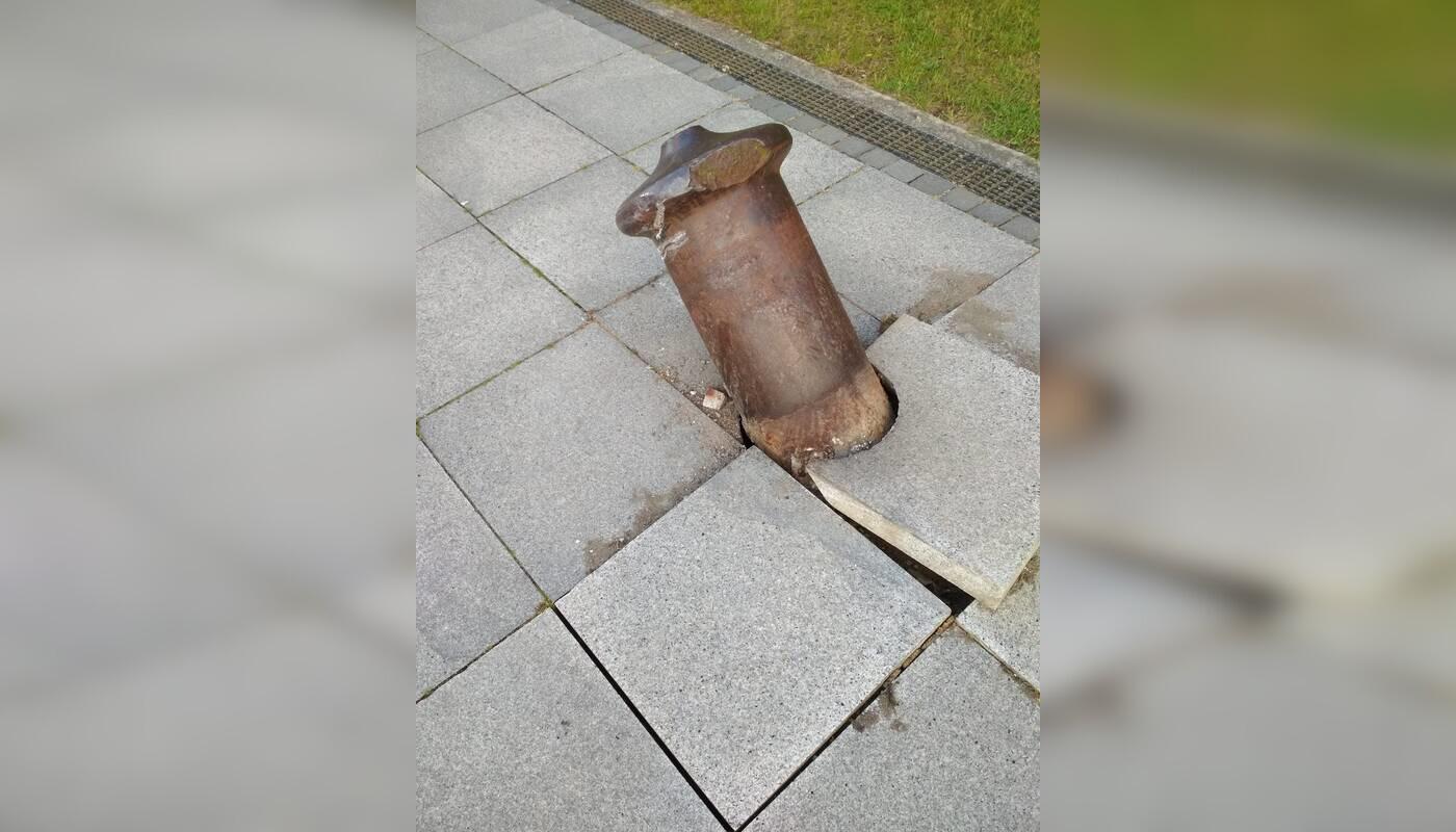 Niokoja: Žvejų krantinėje pastebėtas sulaužytas atminimo ženklas.