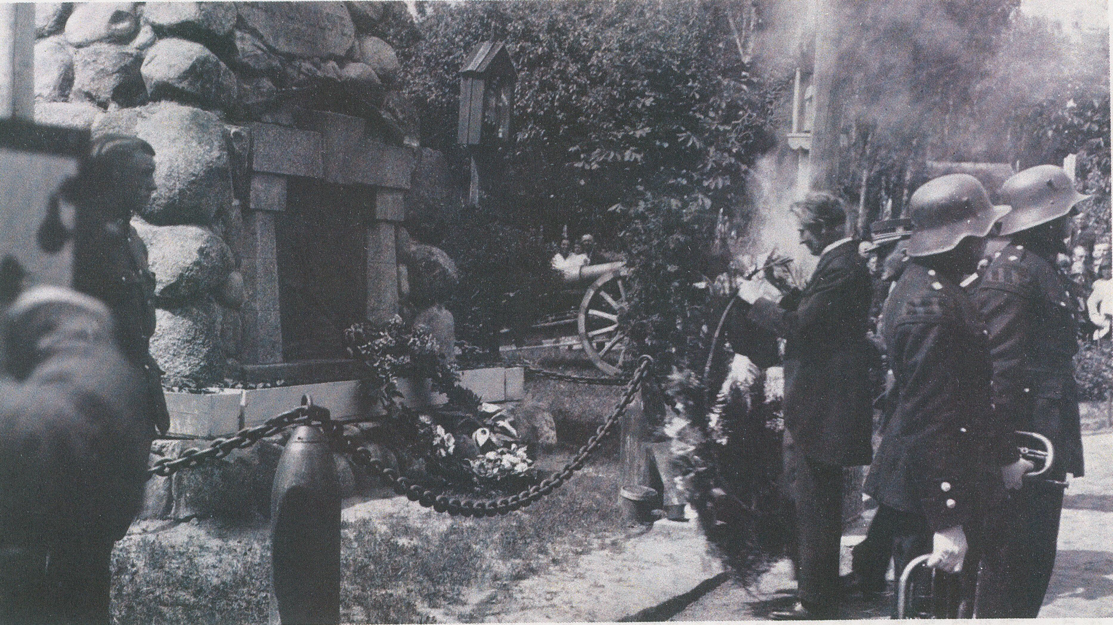 Prezidentas K. Grinius deda gėlių vainiką prie Nežinomo kareivio kapo. Kaunas, 1926 m. birželio 9 d.