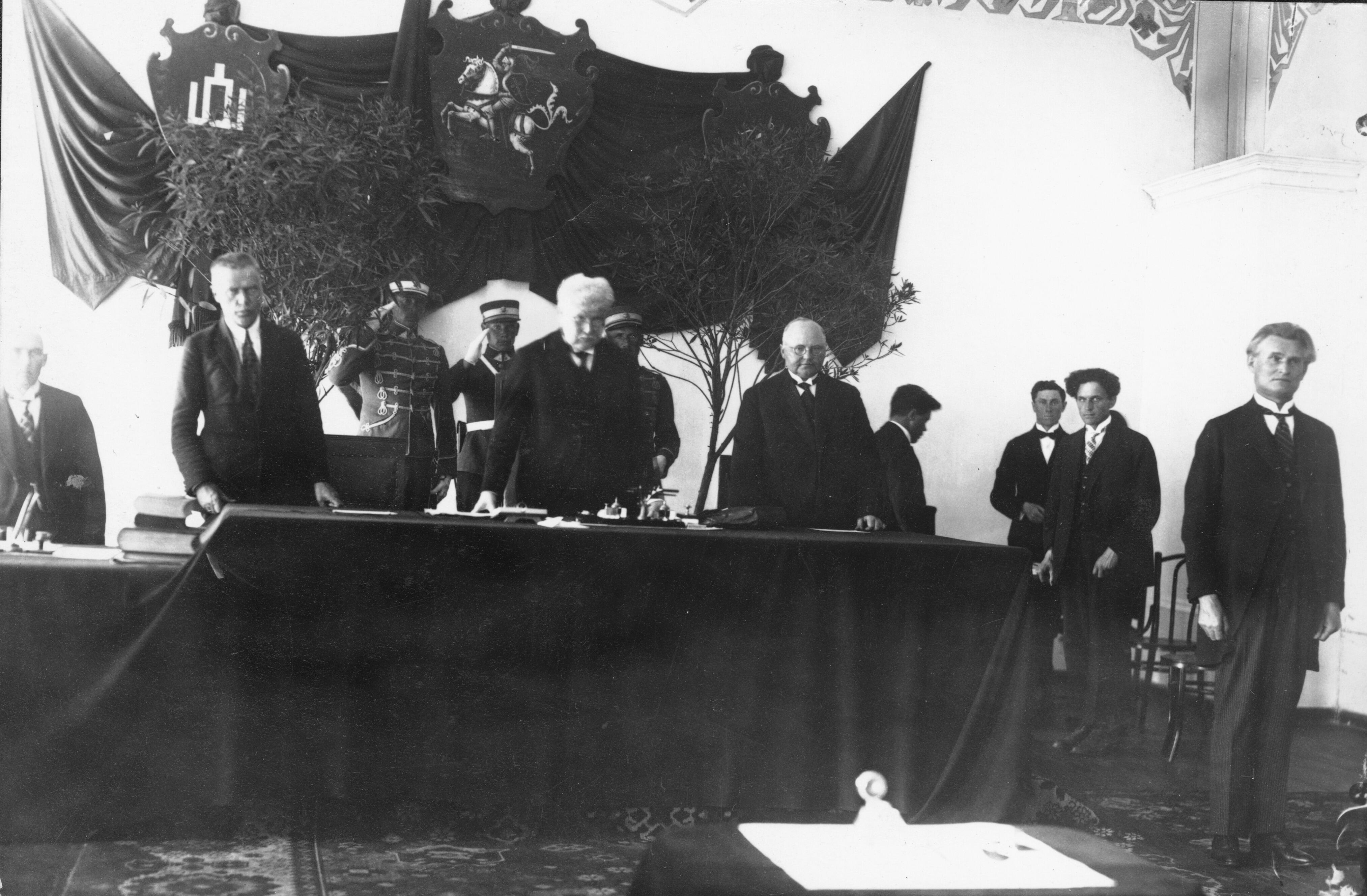 K. Grinius (pirmas iš dešinės) prisiekia Lietuvos Respublikos Seime. Kaunas, 1926 m. birželio 8 d.