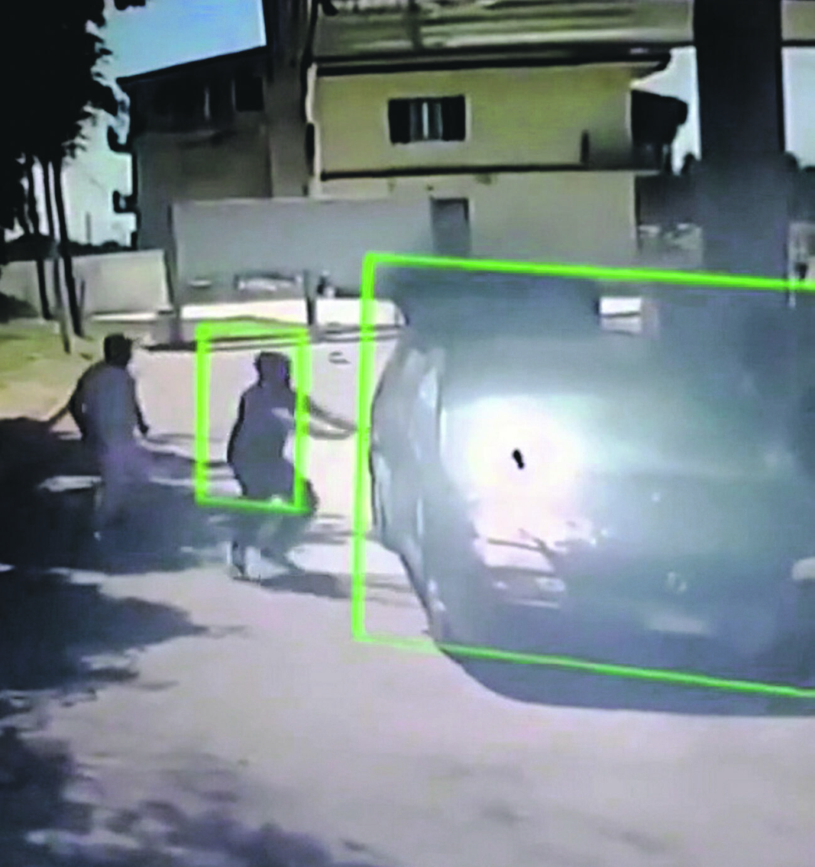 Kaltinimai: degalinės vaizdo kameros užfiksavo, kaip žudikai pa dega automobilį, o vėliau laiko užrėmę jo dureles.
