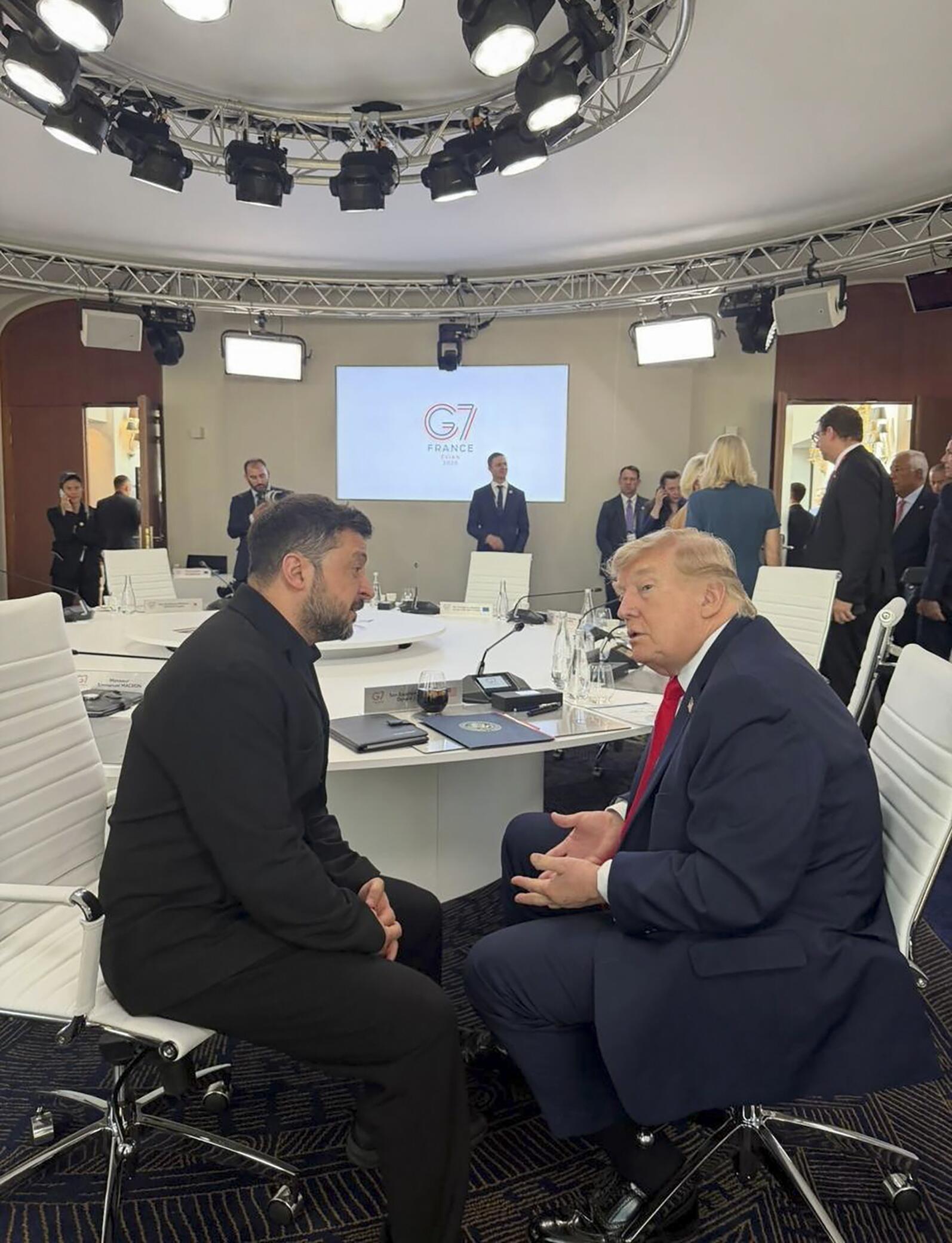 Ukrainos prezidentas Volodymyras Zelenskis ir JAV prezidentas Donaldas Trumpas Didžiojo septyneto susitikime.