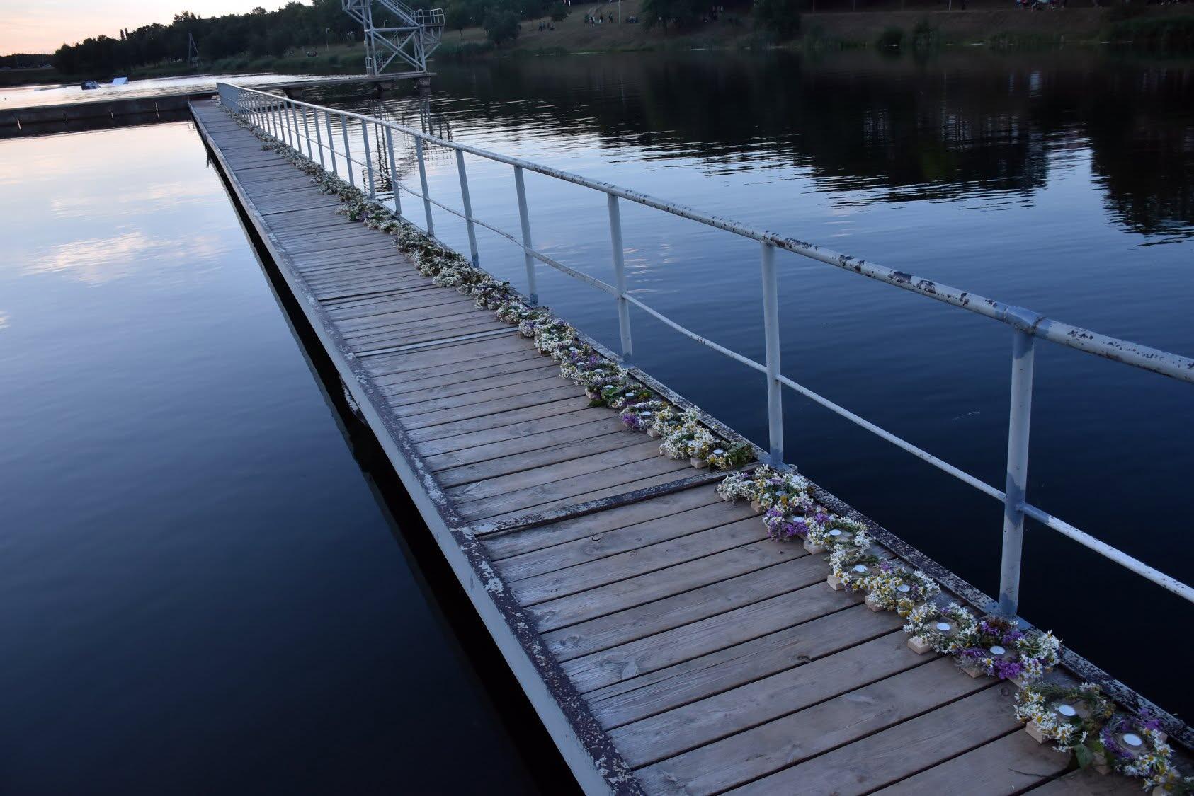 Tradicija: iš pievų gėlių ir žolių nupintus vainikus merginos vidurnaktį išplukdys. 