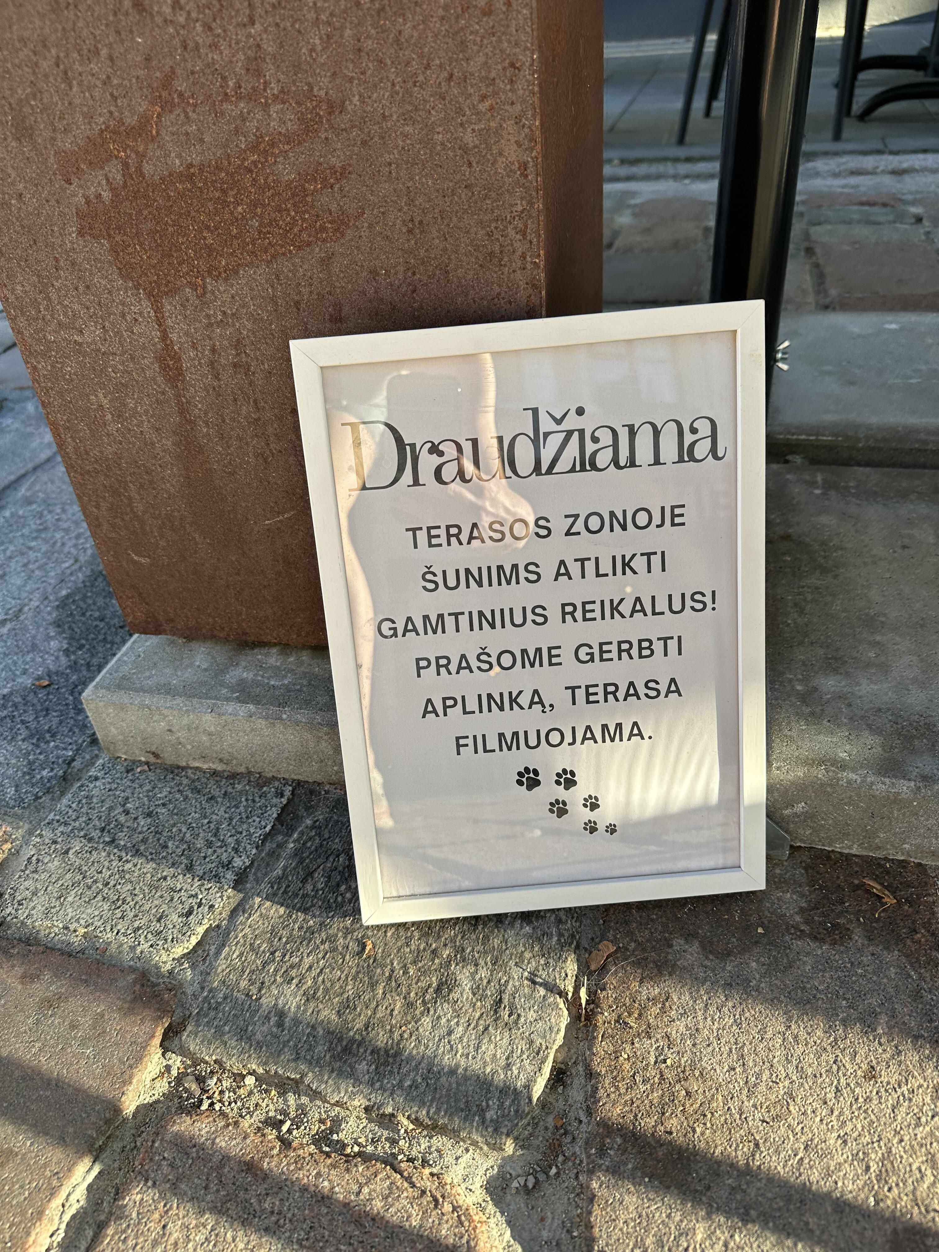 Prašymas: kai kurie Kauno senamiesčio verslininkai prašo jų restorano prieigose neleisti šunims tuštintis. 
