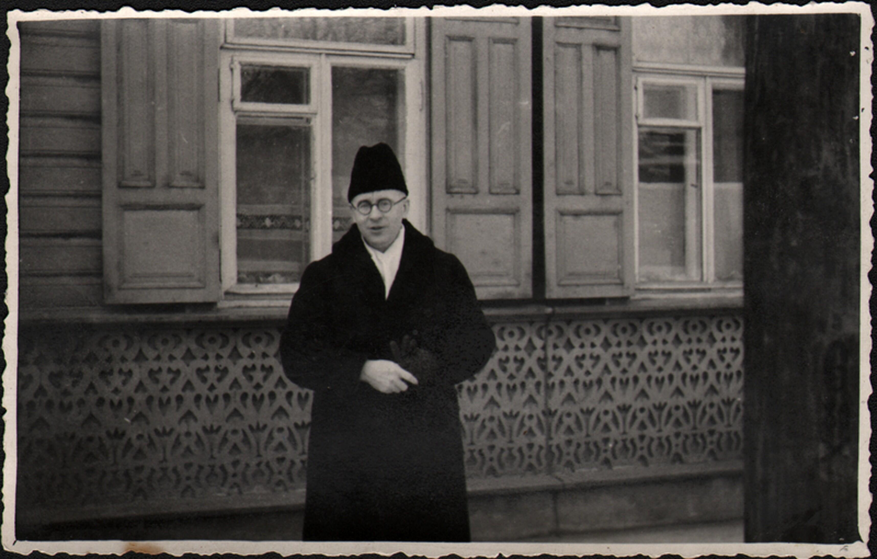 Valstybės teatro operos solistas Aleksandras Kutkus prie namo K. Donelaičio g. 5 (dabar K. Donelaičio g. 7). A. Kutkus su žmona 1934–1940 m. gyveno kieme už šio namo, K. Donelaičio g. 5 a (Nr. 9, Matjošaičių name). 1934 03 15. 