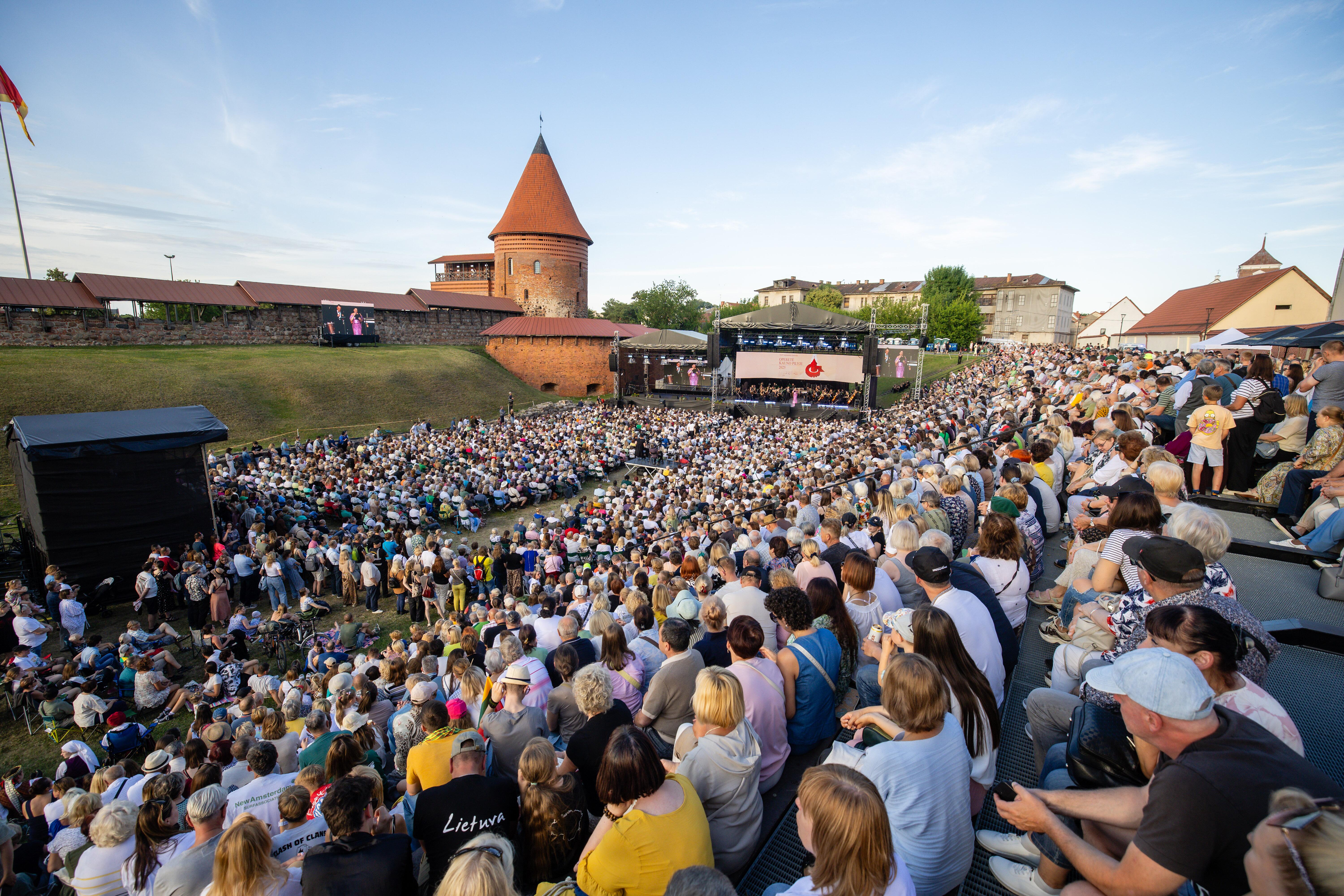 Įspūdinga: prie didingų Kauno pilies sienų kasmet vidurvasarį suskamba spalvinga muzikos pasaka – festivalis „Operetė Kauno pilyje“, užburiantis minias žiūrovų.