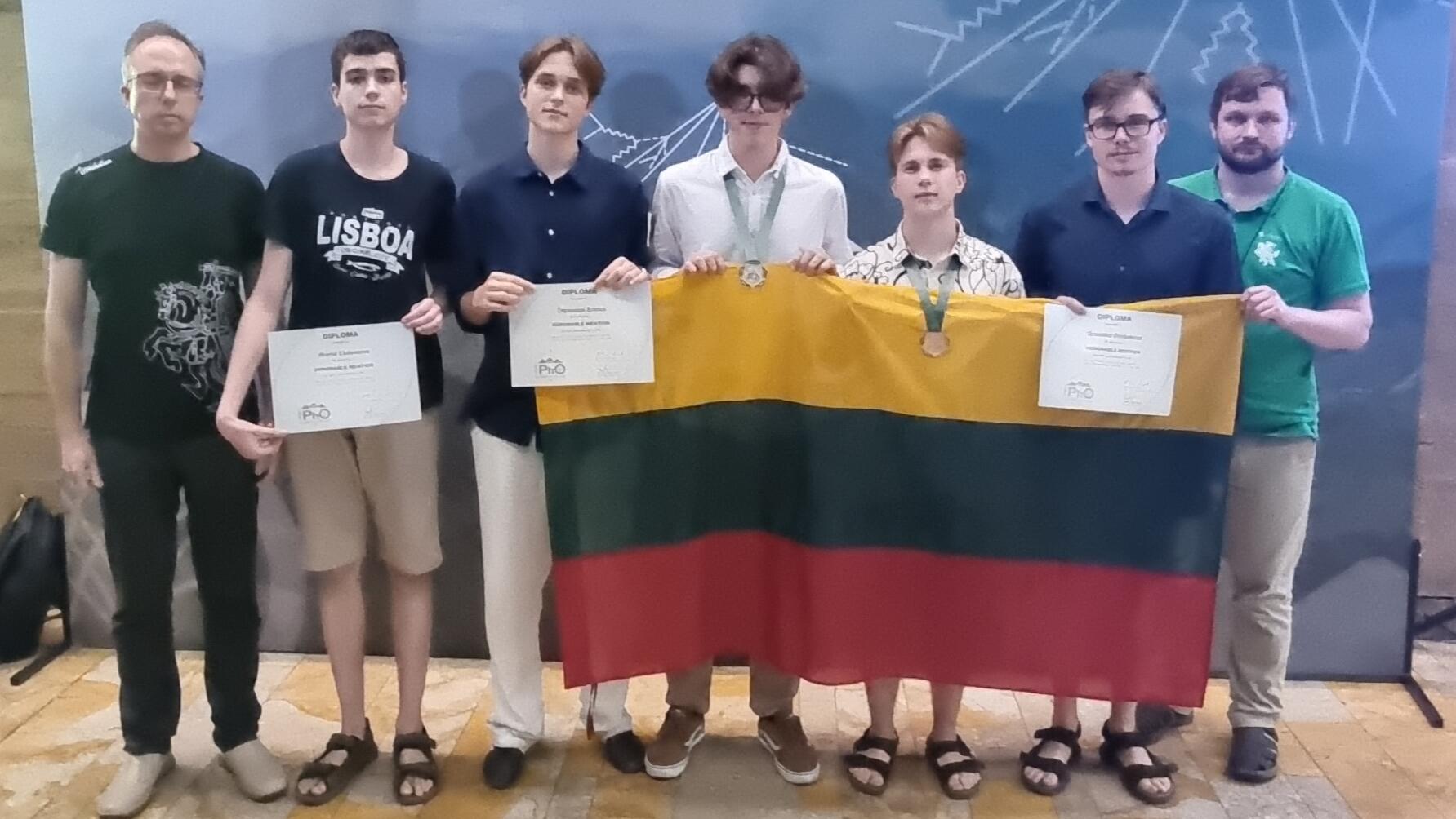 Olimpiados dalyviai su mokytojais