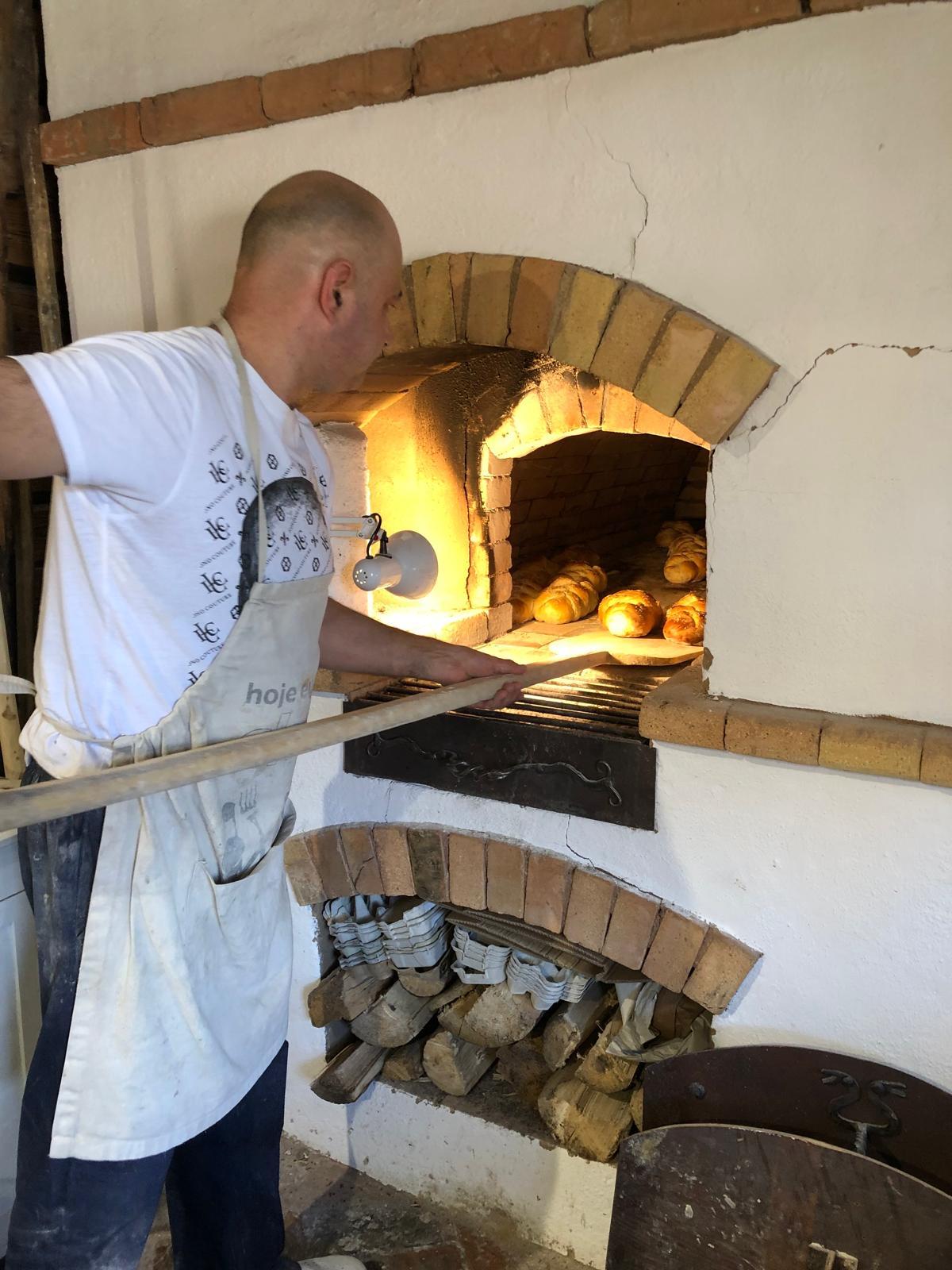 Žmogus-orkestras: Andrius spėja visur – prižiūri krosnį, kepa duoną, verda kavą ar arbatą ir dar kiekvieną svečią pasitinka su šypsena.