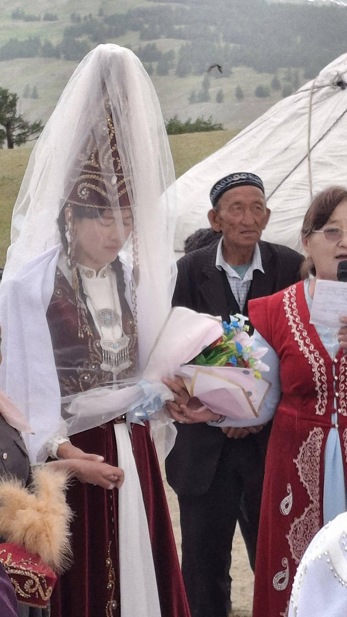 Tradicija: netikėtai pakliuvę į kazachų vestuves lietuviai pamatė, kaip išlydima jaunoji.