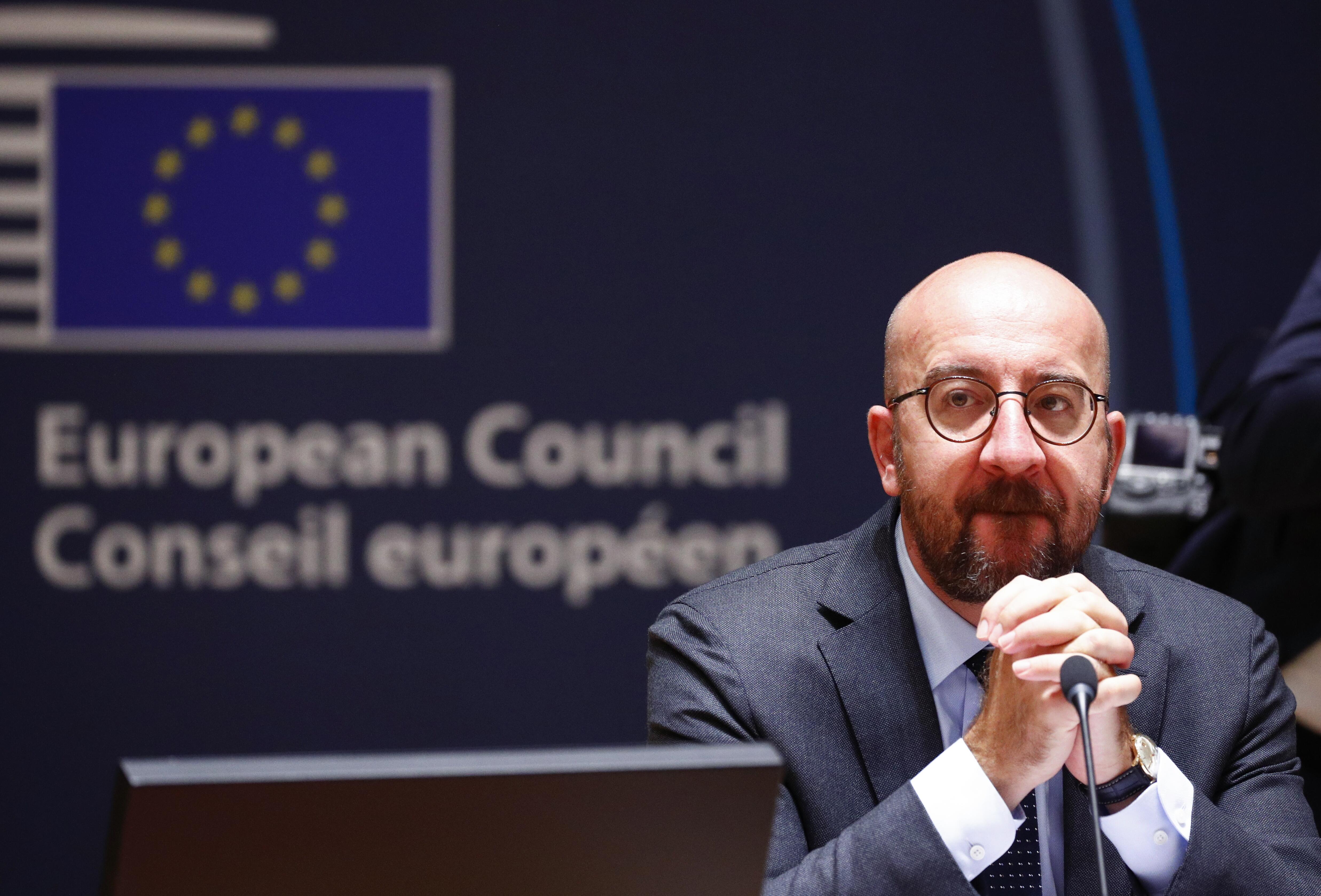 Konfliktas: kalbėdamas apie energetikos krizę, Ch. Michelis tvirtina, kad EK iššvaistė ištisus mėnesius, kol pateikė savo pasiūlymus, nes buvo pernelyg priklausoma nuo kai kurių valstybių narių interesų, užuot gynusi bendrą Europos interesą.
