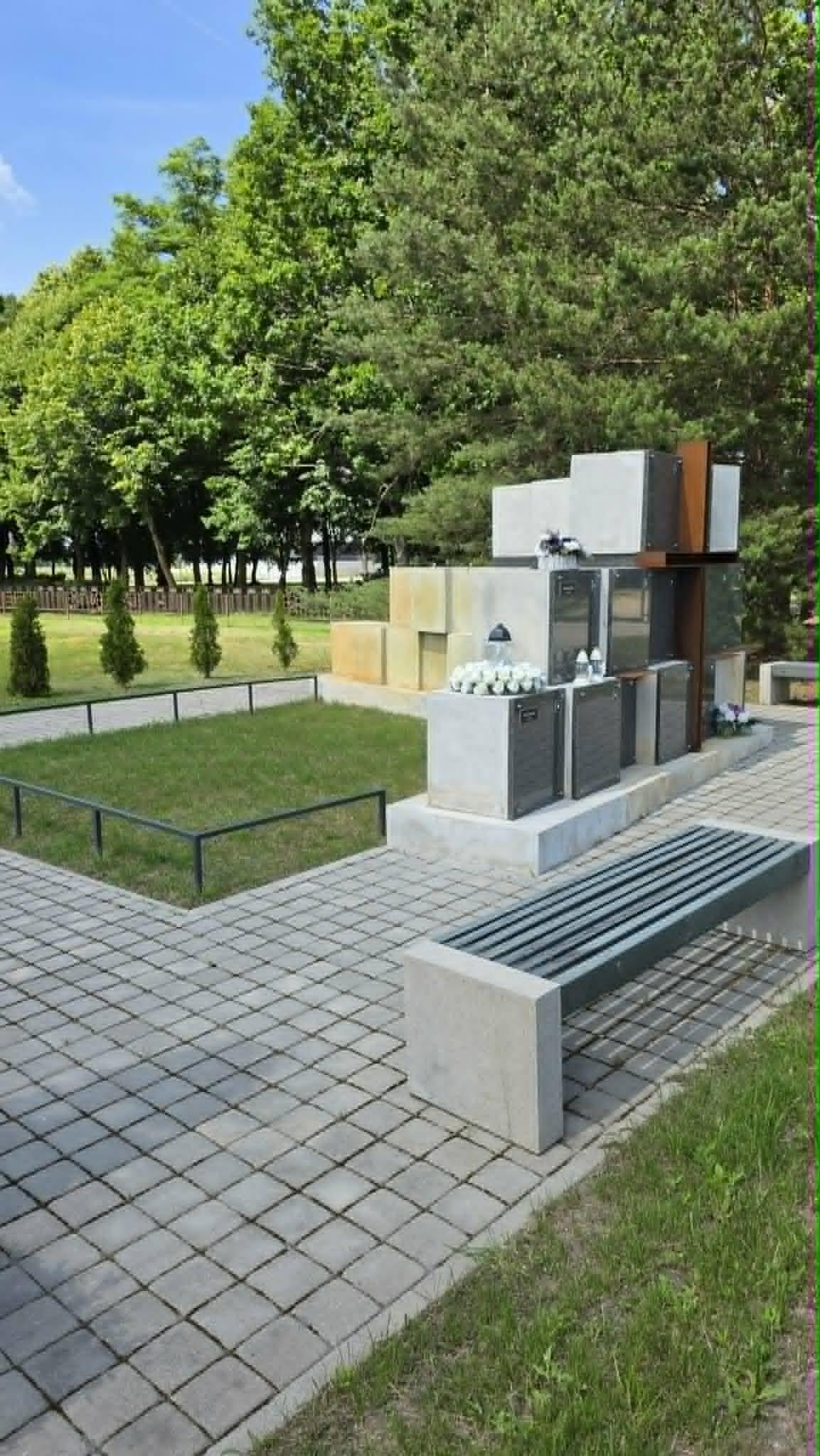 Pavyzdys: Zapyškio kapinių kolumbariumas įrodo, kad šiuolaikinė memorialinė architektūra gali būti organiškai sujungta su lietuviškomis tradicijomis ir vietos gamta.