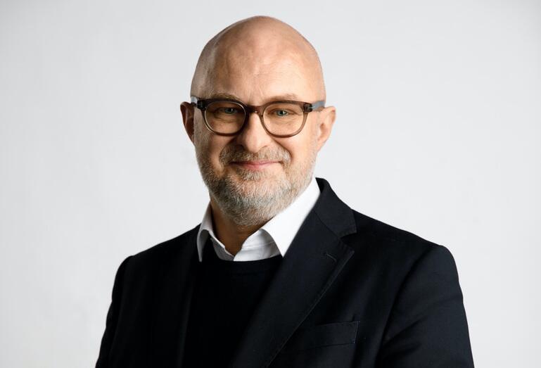 Sistema: E. Klivis pastebi, kad meno kritika ir kritikai, kurie vertina meną, sudaro tik dalį menotyros rinkos ir funkcijų, o viena iš populiarėjančių jos sričių – meno komunikacija.