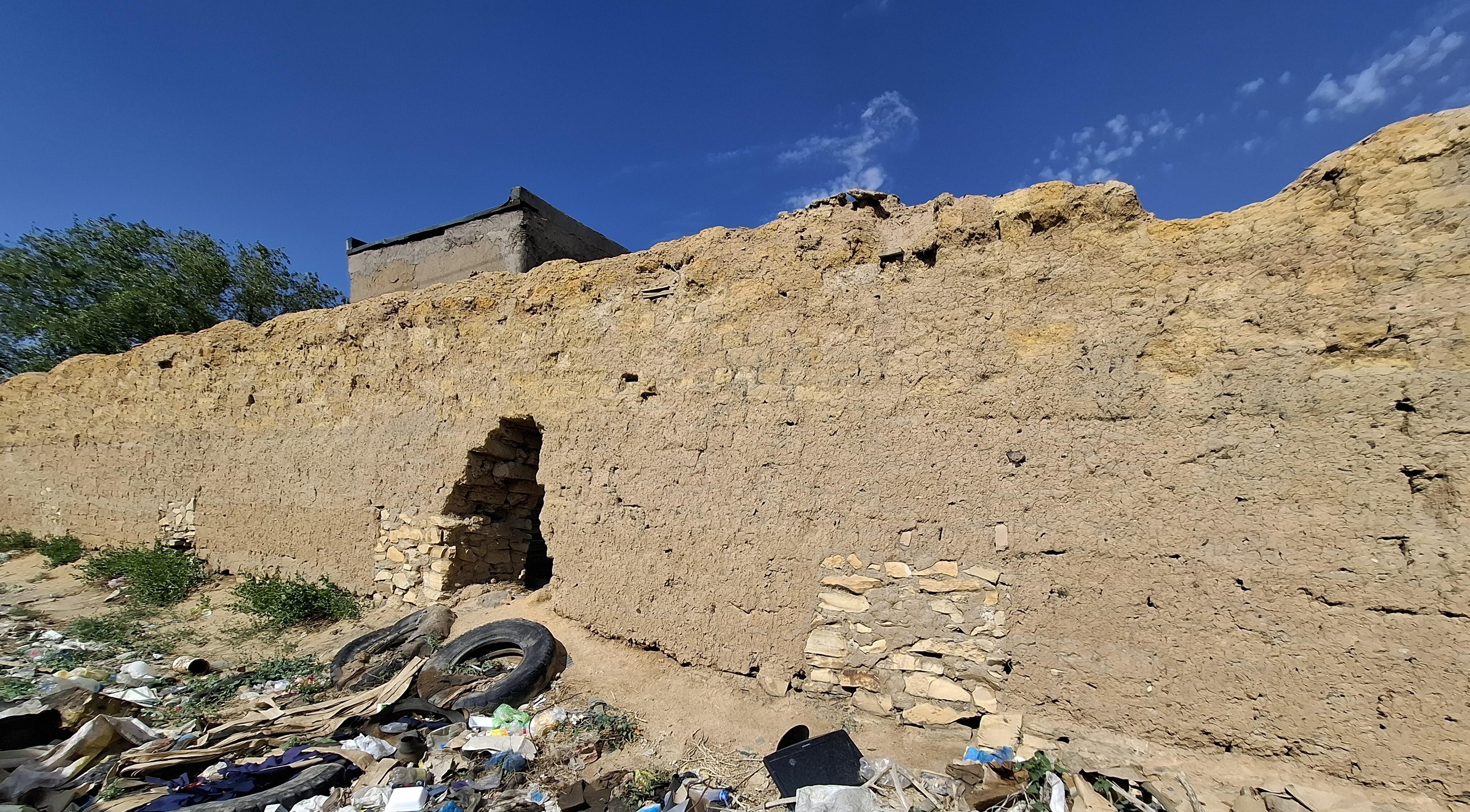Mena: Kengyro lagerio sienos, skiriančios moterų zoną nuo Ūkio kiemo, fragmentas. Matyti skylės, kurias sienoje pramušė kriminaliniai kaliniai, norėdami įsiveržti į moterų zoną. 2018 m.