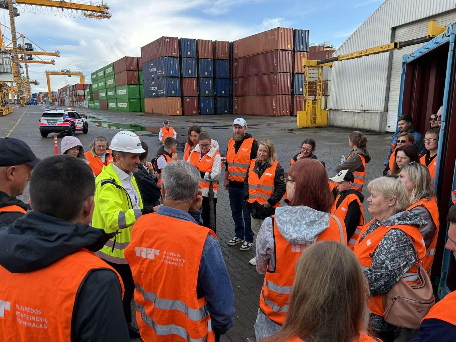 Informacija: prie iniciatyvos prisijungusios įmonės Klaipėdos konteinerių terminalas ir Klaipėdos jūrų krovinių kompanija „BEGA“ ekskursijų dalyviams atvėrė savo teritorijas bei patalpas uoste.