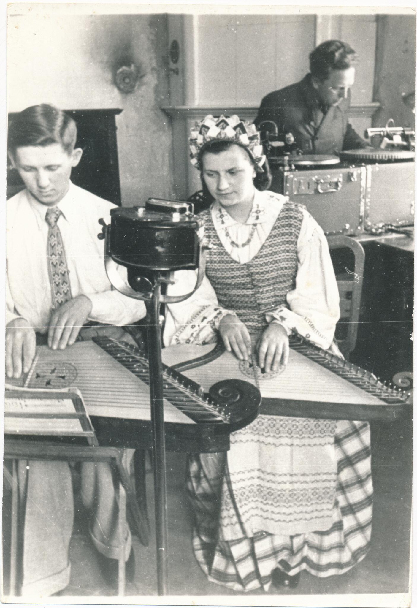 Kanklininkai Kauno radiofone prie mikrofono